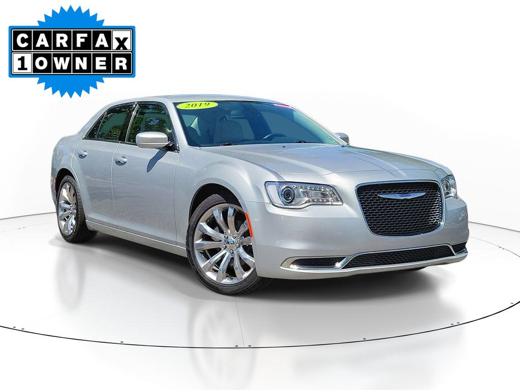 2019 Chrysler 300 Touring L's photo