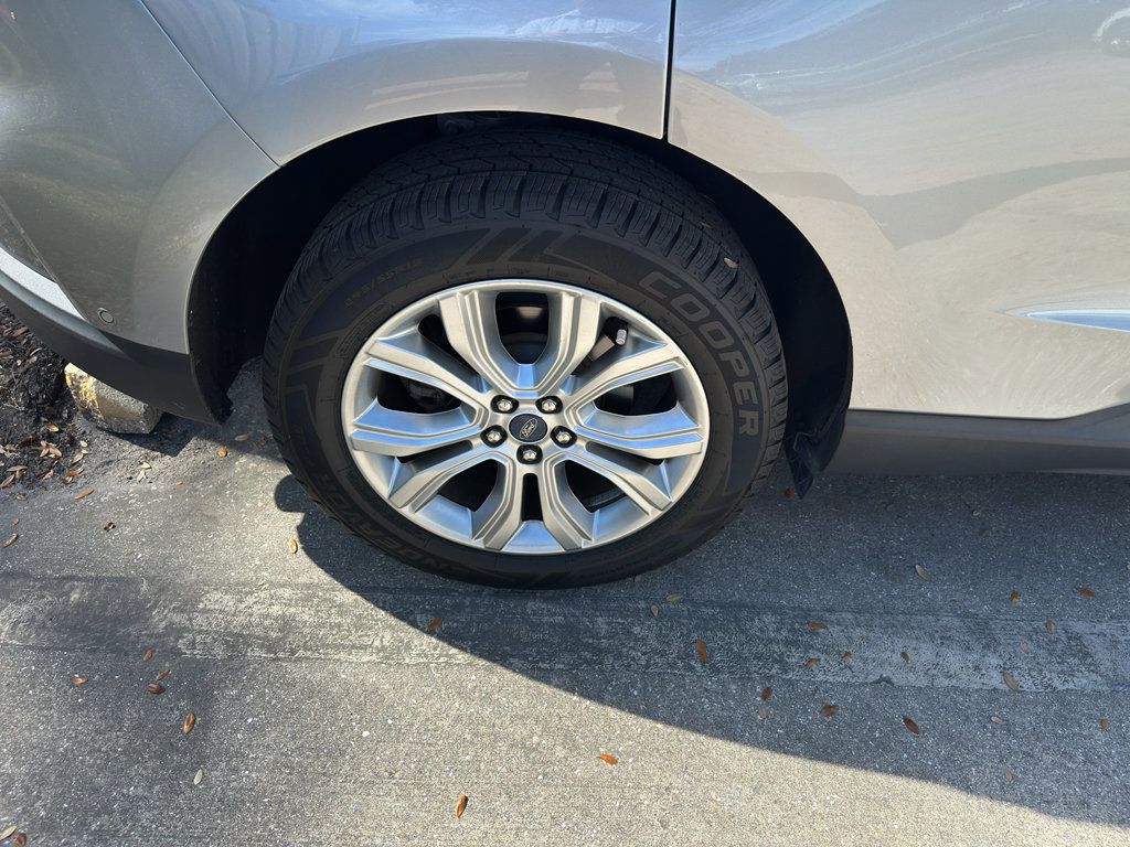 2020 Ford Edge Titanium photo 3