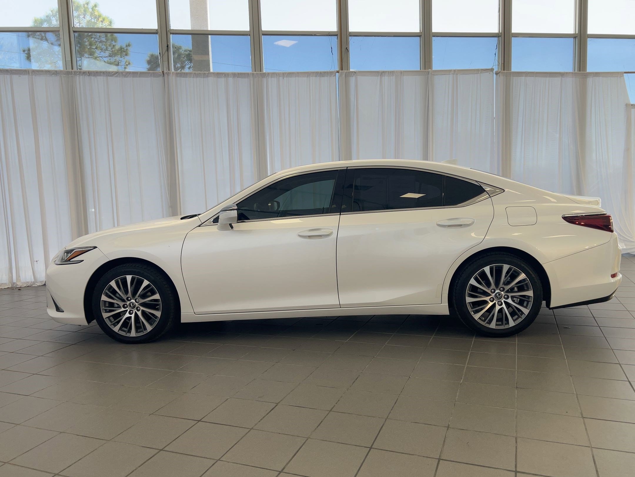 2021 Lexus ES 350 photo 2
