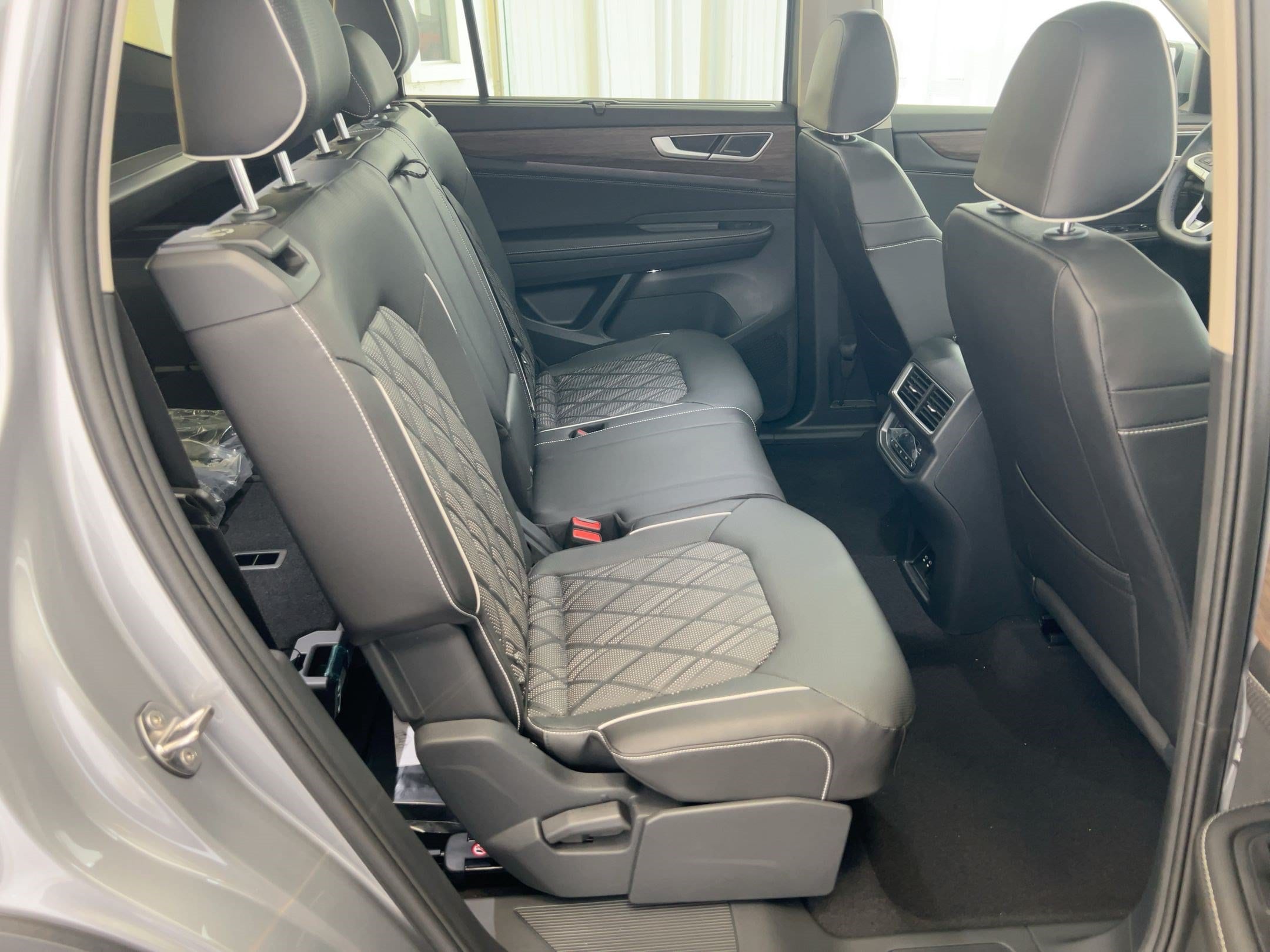 2026 Volkswagen Atlas SEL Premium R-Line - Photo 36