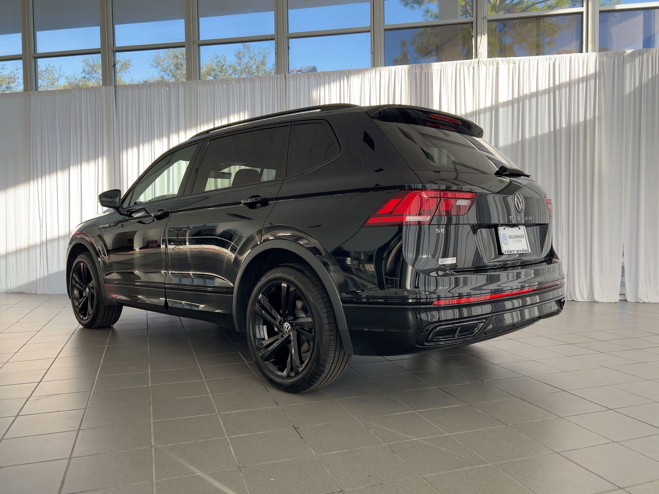 2023 Volkswagen Tiguan SE R-Line Black photo 3
