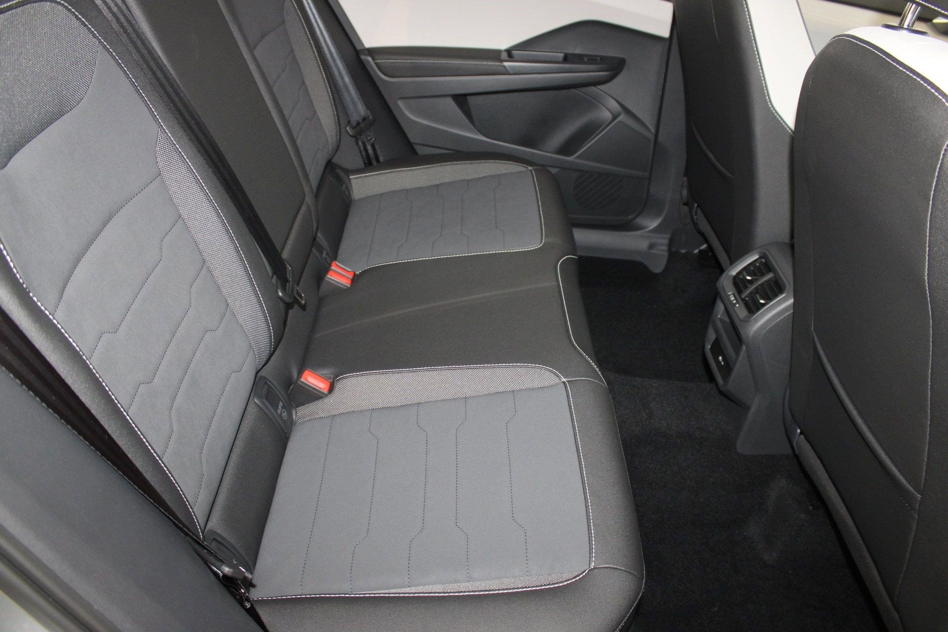 2025 Volkswagen Taos SE - Photo 25