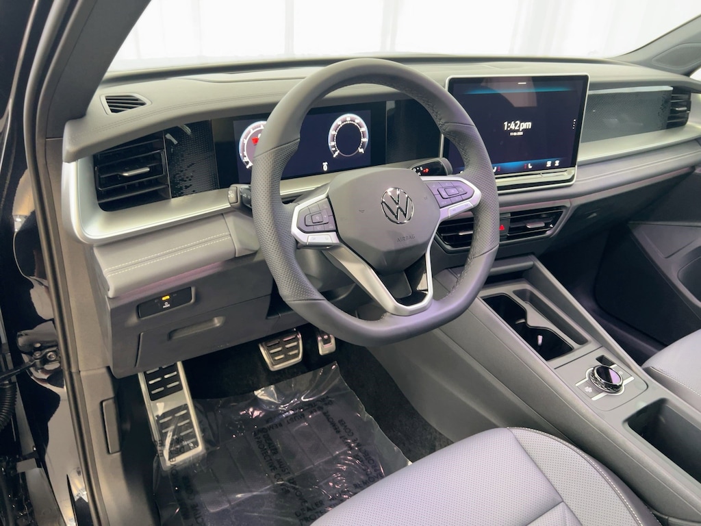 New 2026 Volkswagen Tiguan SE R-Line Black 2.0T SE R-Line Black 4MOTION