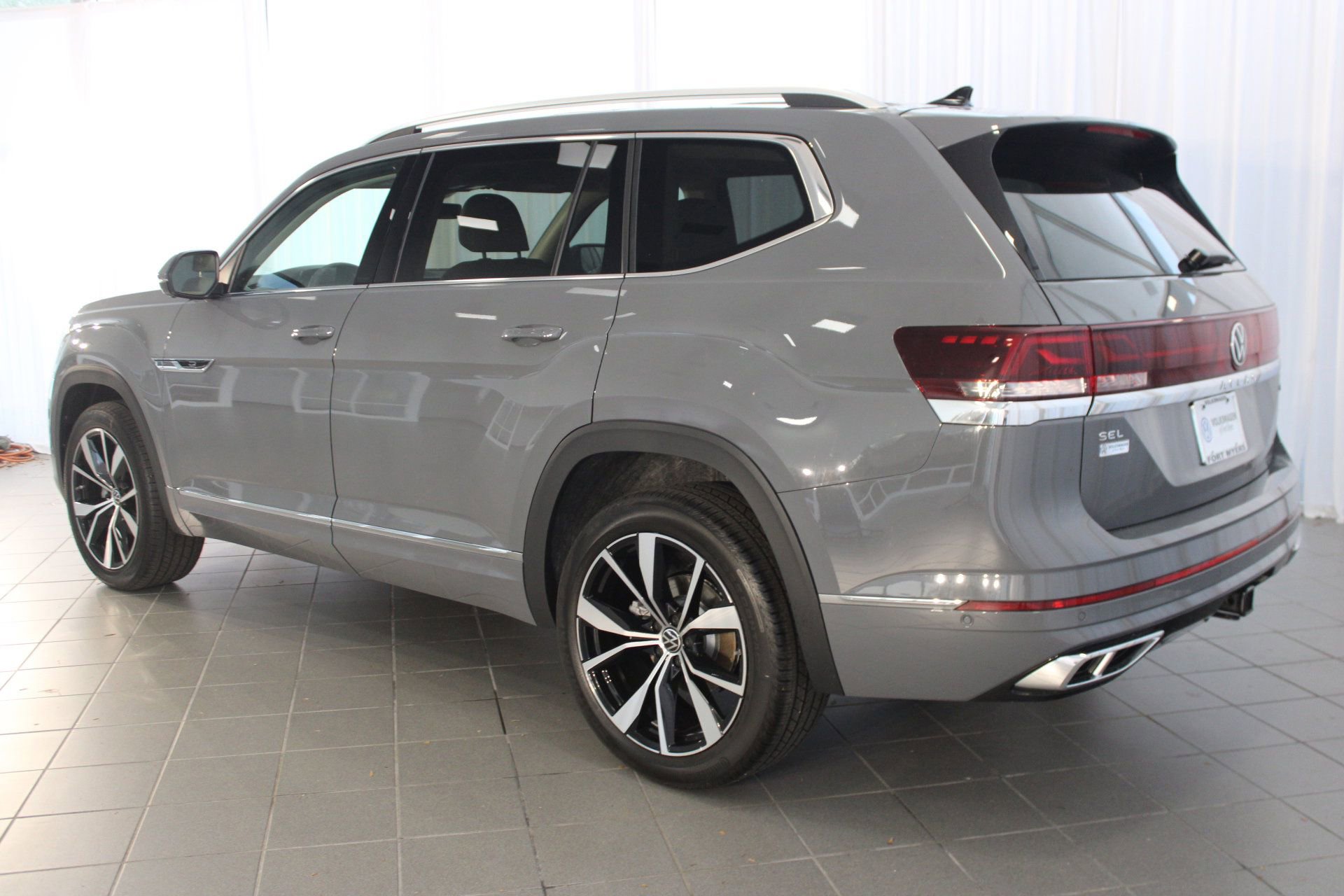 2026 Volkswagen Atlas SEL Premium R-Line photo 2