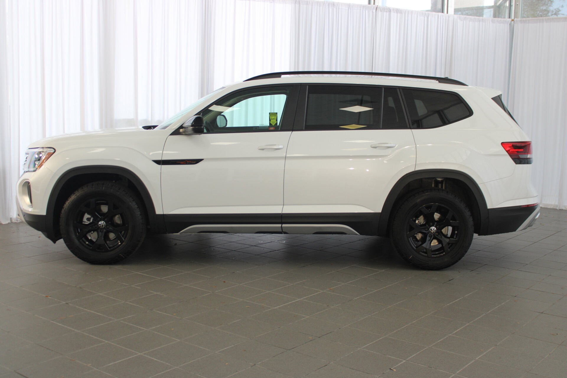 2026 Volkswagen Atlas Peak Edition SE photo 2