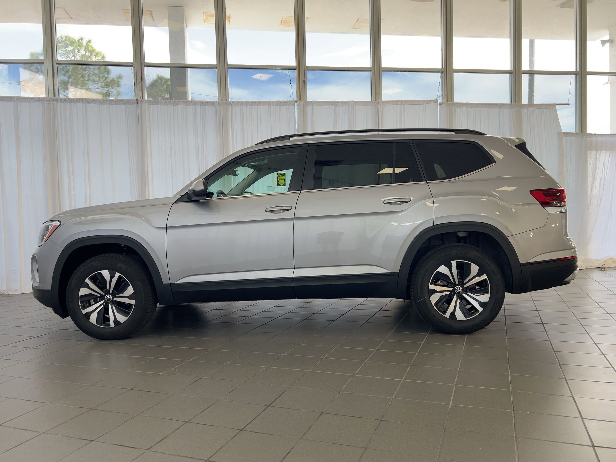 2026 Volkswagen Atlas SE photo 2