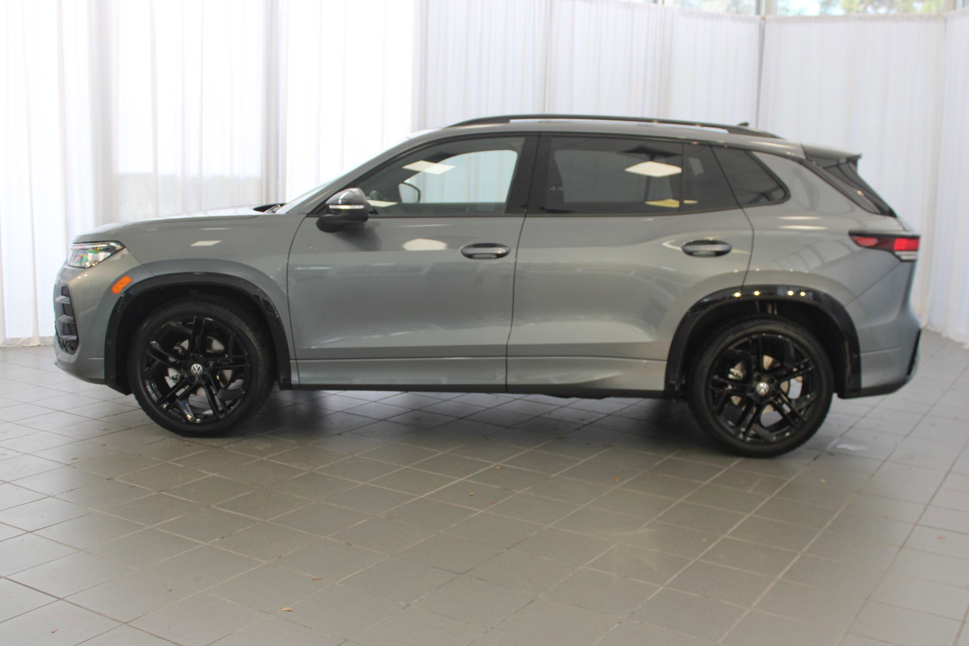 2025 Volkswagen Tiguan SE R-Line Black photo 2