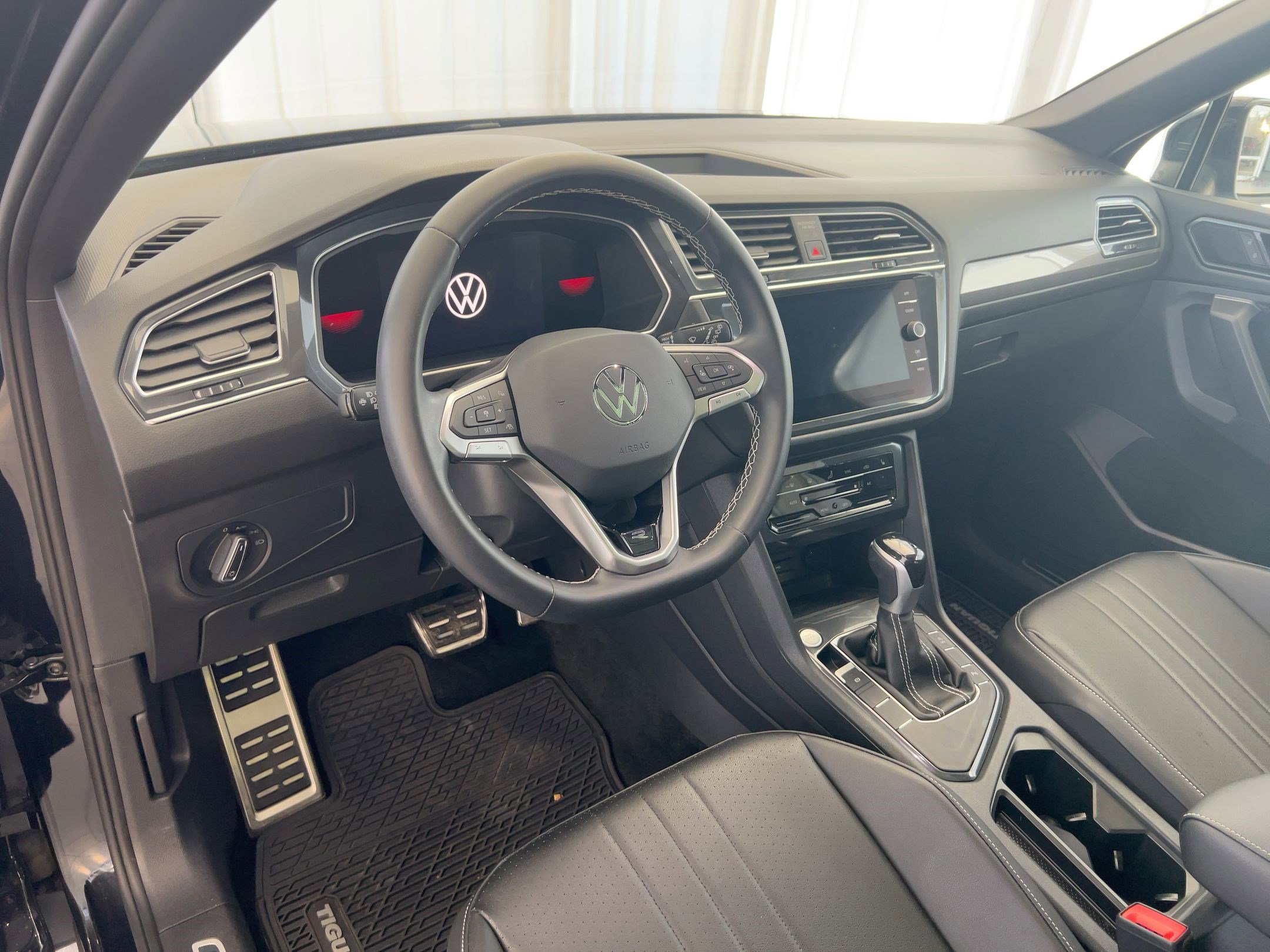 2023 Volkswagen Tiguan SE R-Line Black photo 4