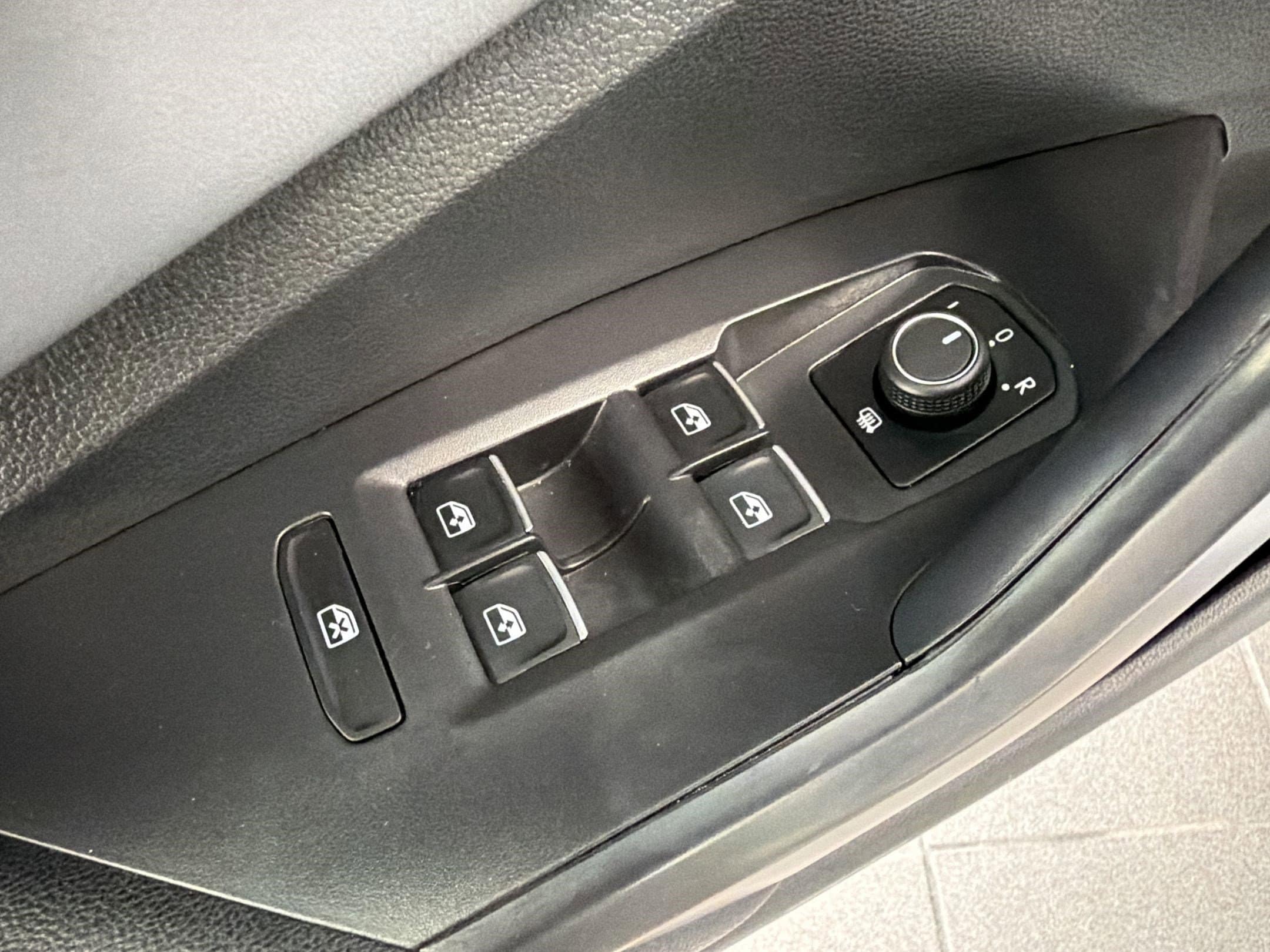 2025 Volkswagen Jetta SE - Photo 13