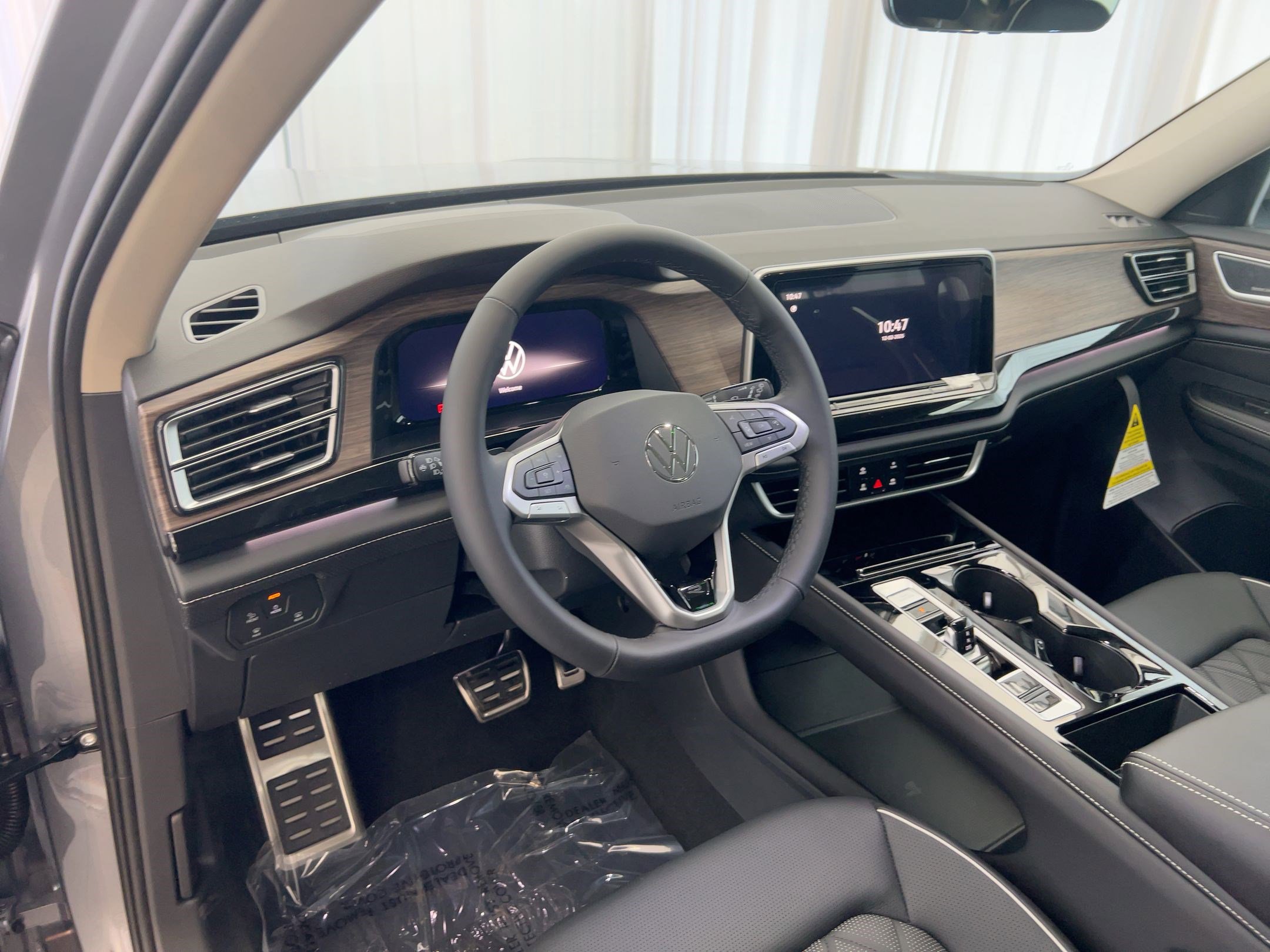 2026 Volkswagen Atlas SEL Premium R-Line photo 4