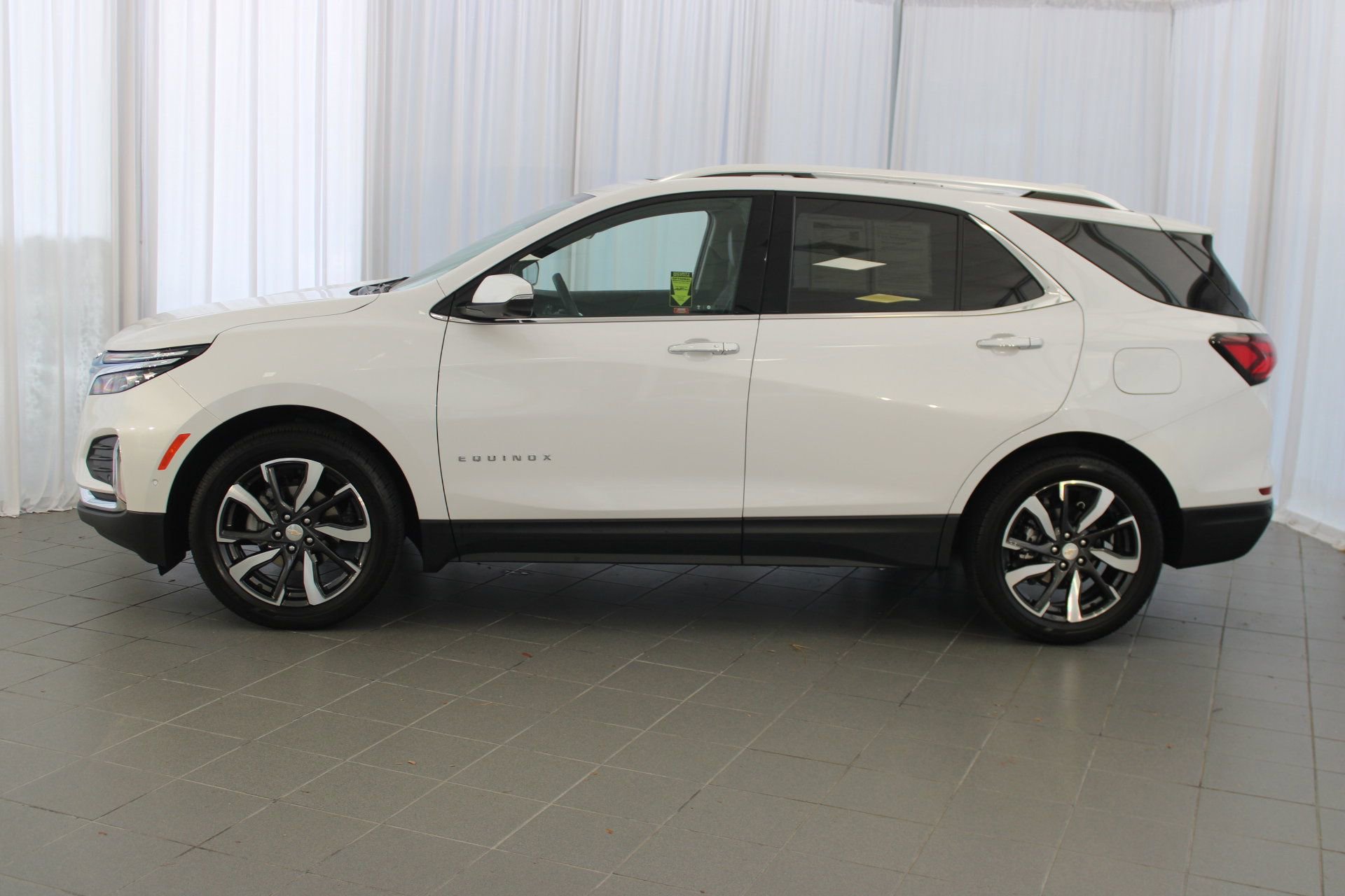 2023 Chevrolet Equinox Premier photo 2