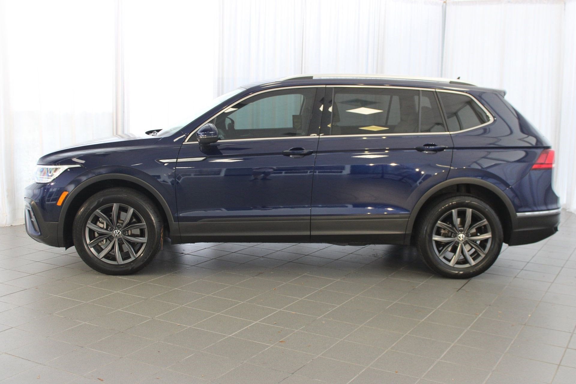 2023 Volkswagen Tiguan SE photo 2