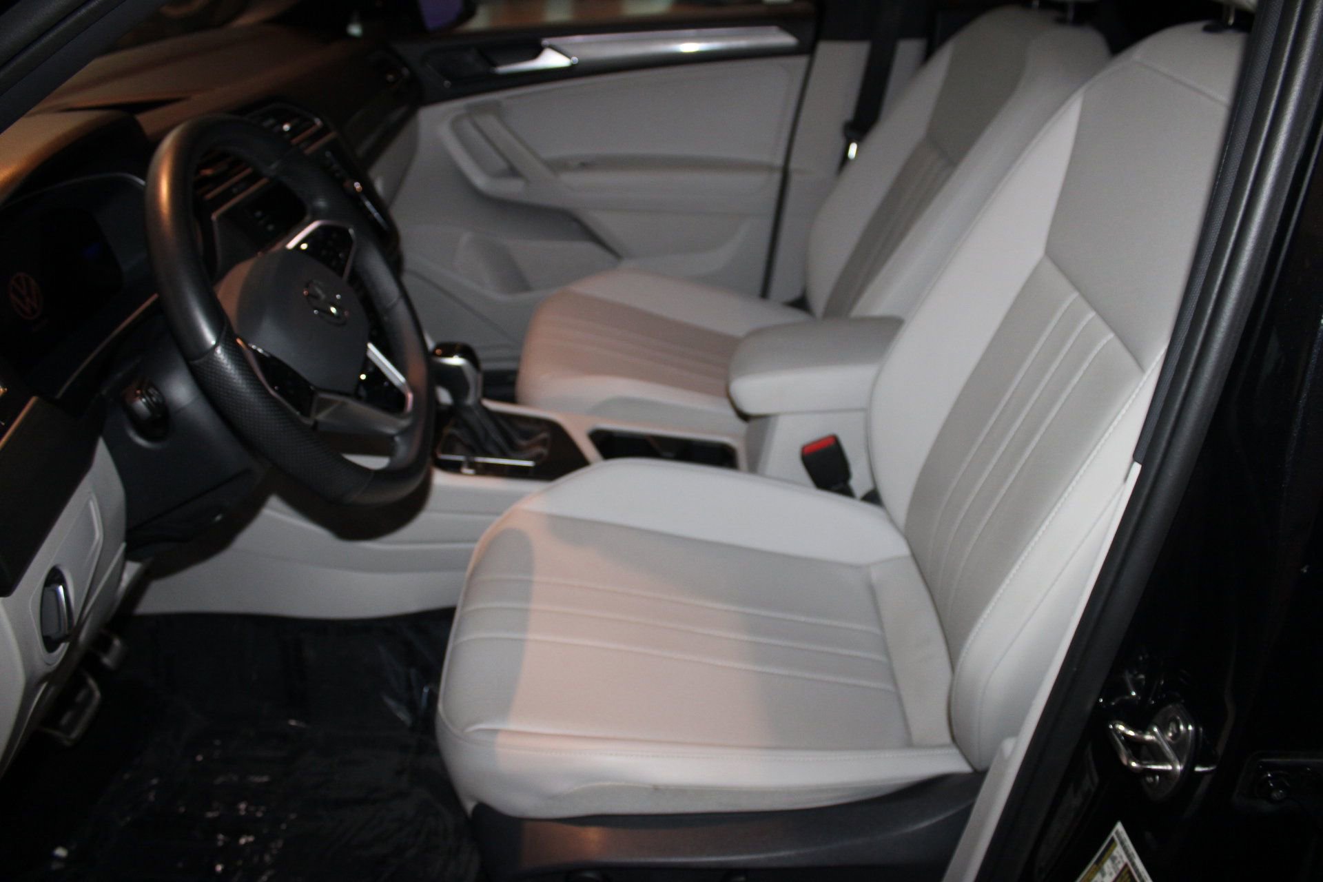 2024 Volkswagen Tiguan SE R-Line Black photo 2