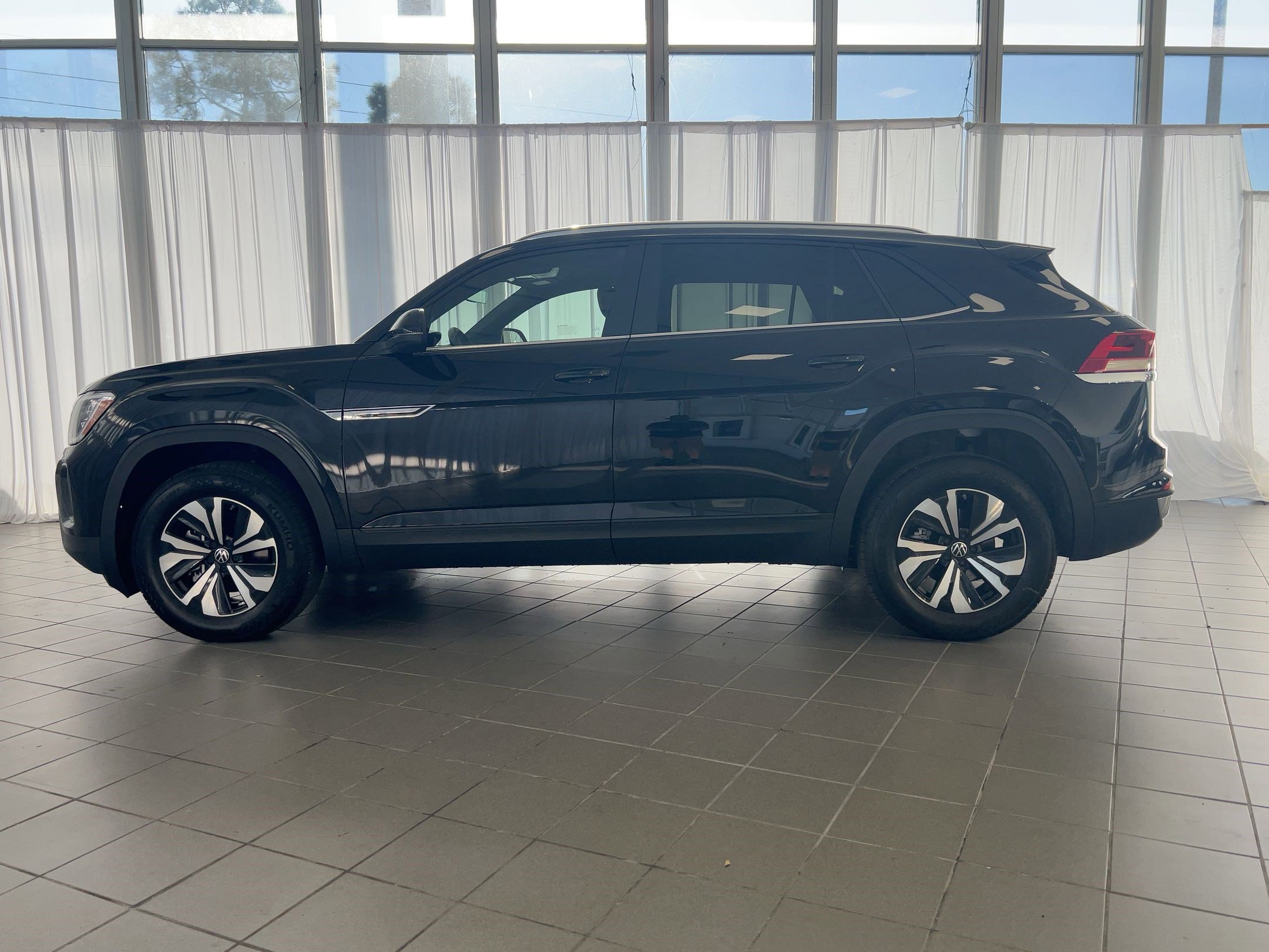 2026 Volkswagen Atlas Cross Sport SE photo 2