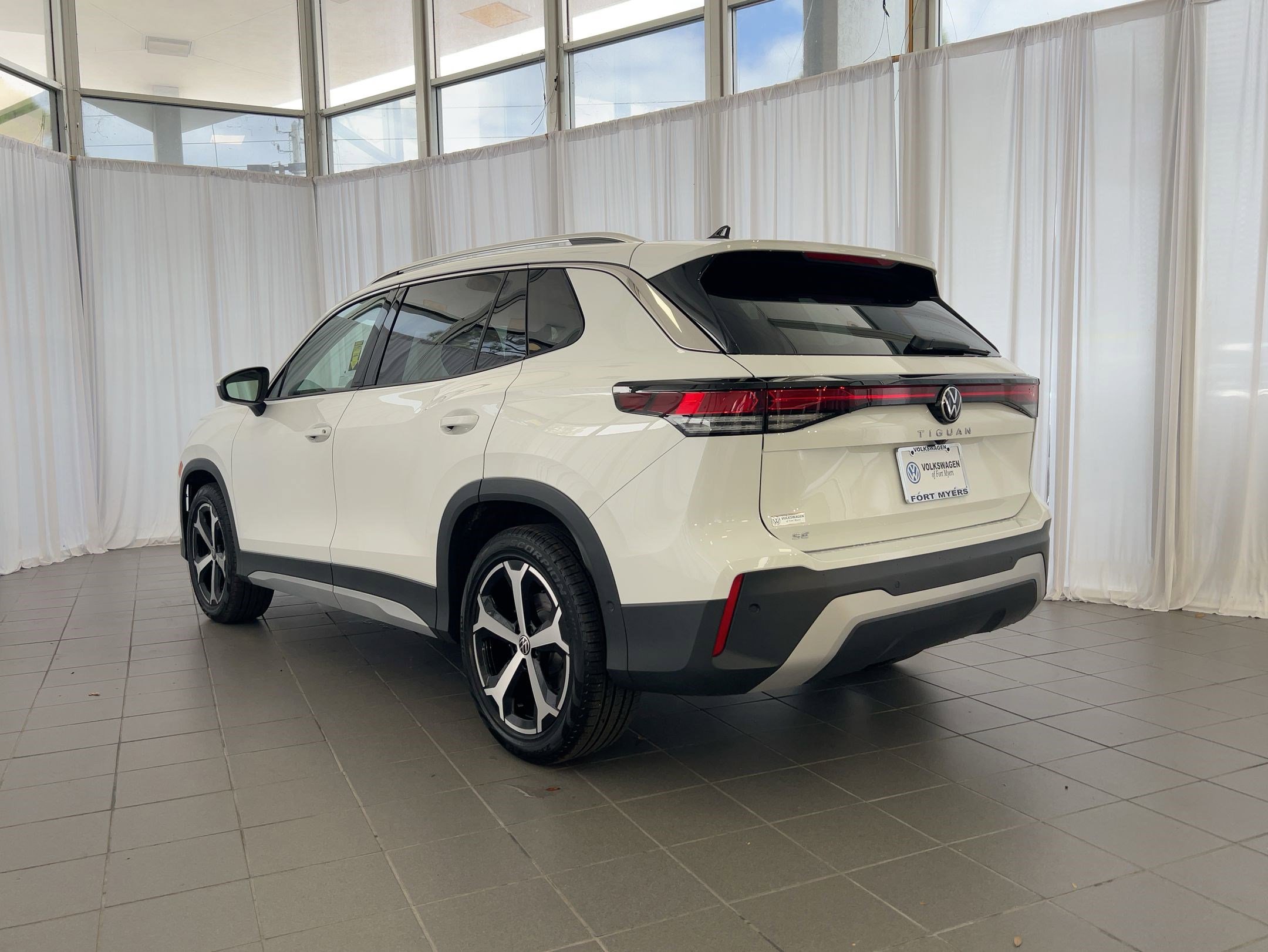 2026 Volkswagen Tiguan SE photo 3