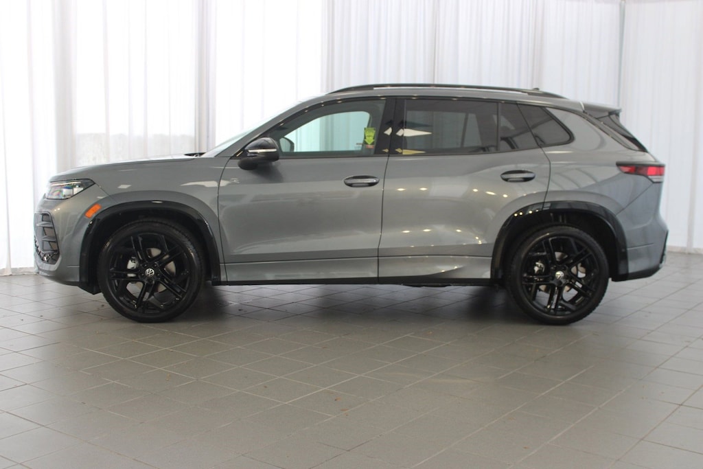 New 2025 Volkswagen Tiguan 2.0T SE R-Line Black SUV