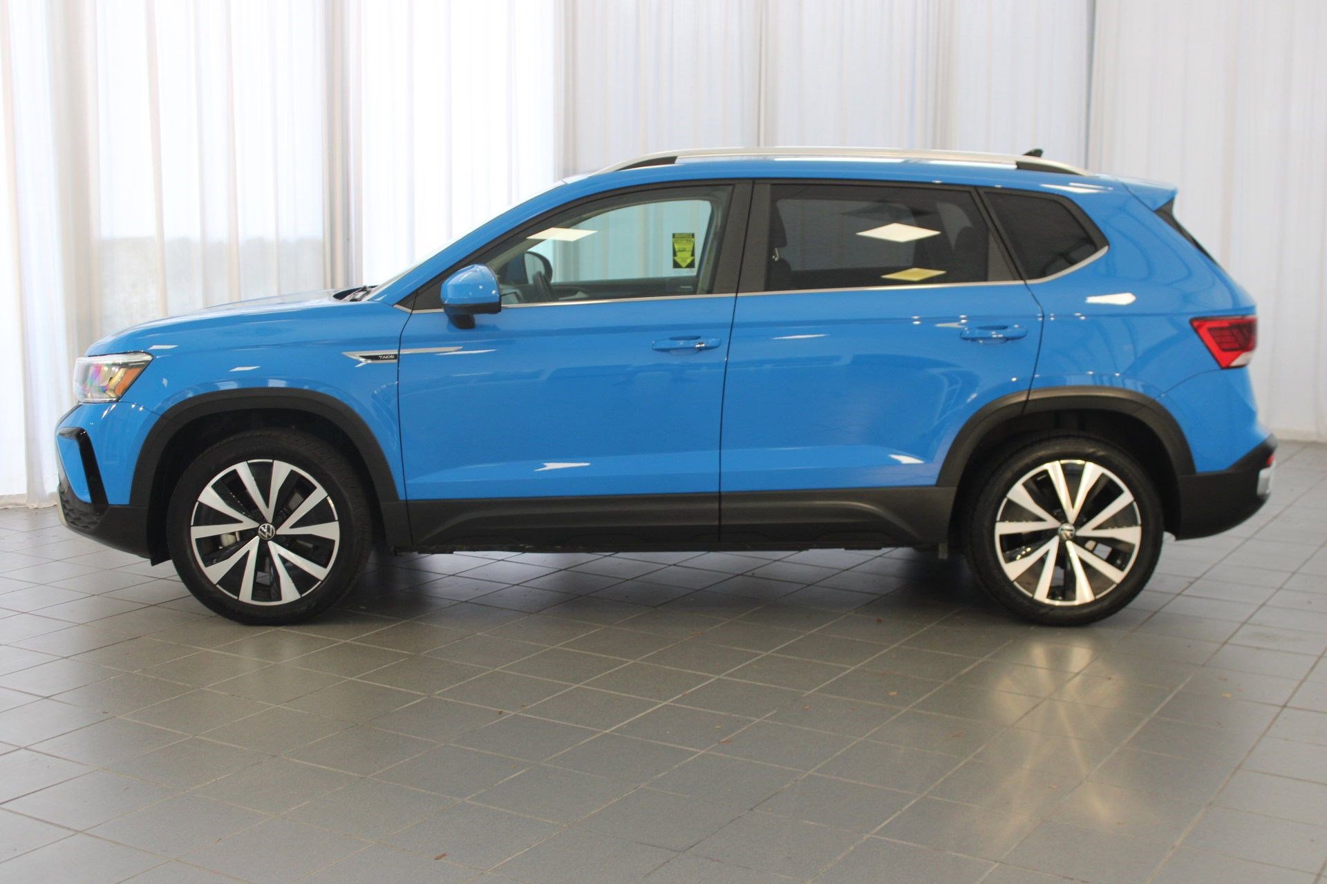 2022 Volkswagen Taos SE photo 2