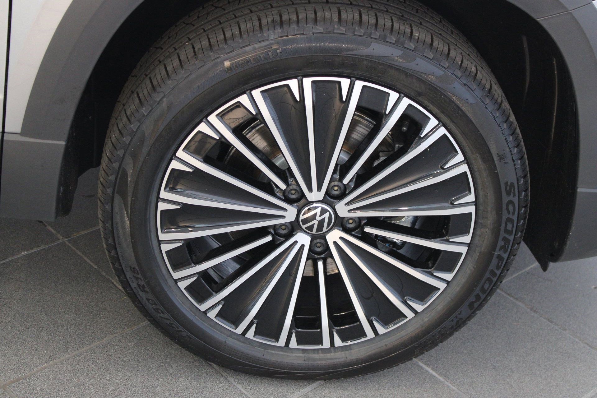 2025 Volkswagen Taos SE - Photo 11