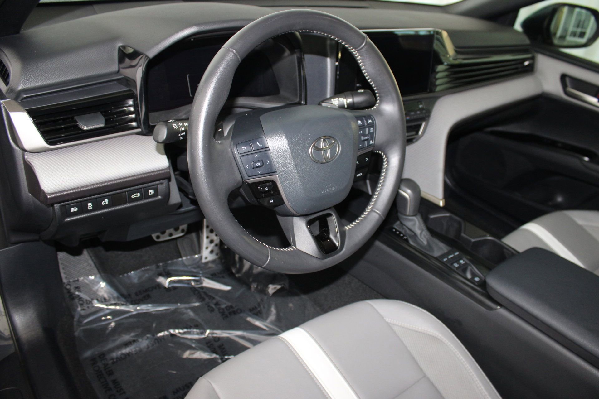2025 Toyota Camry SE photo 4