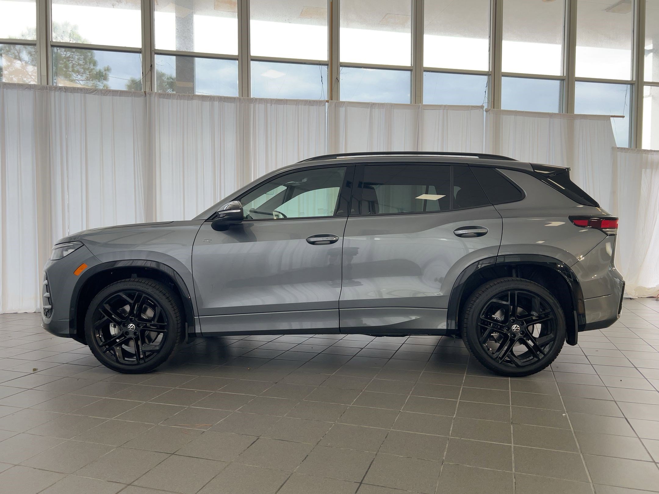 2026 Volkswagen Tiguan SE R-Line Black photo 2