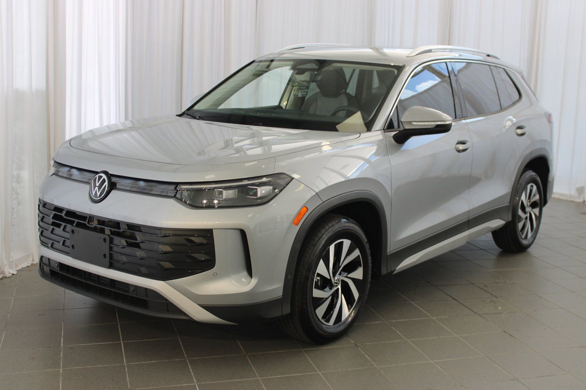 2025 Volkswagen Tiguan S photo 2