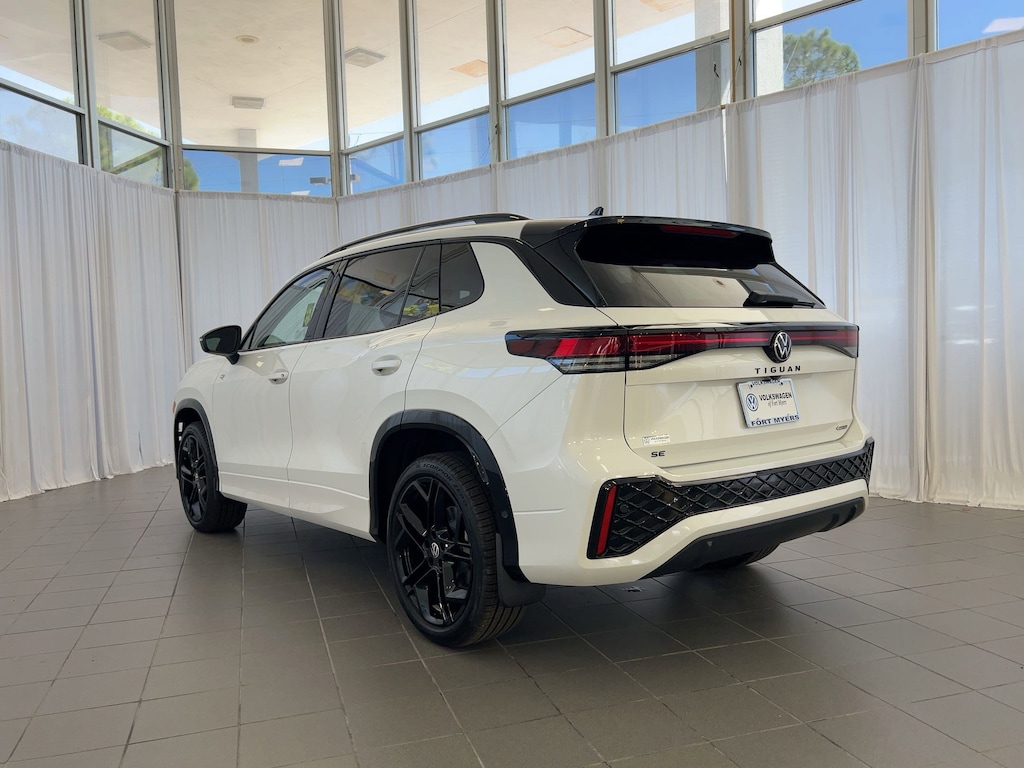 New 2026 Volkswagen Tiguan SE R-Line Black 2.0T SE R-Line Black 4MOTION