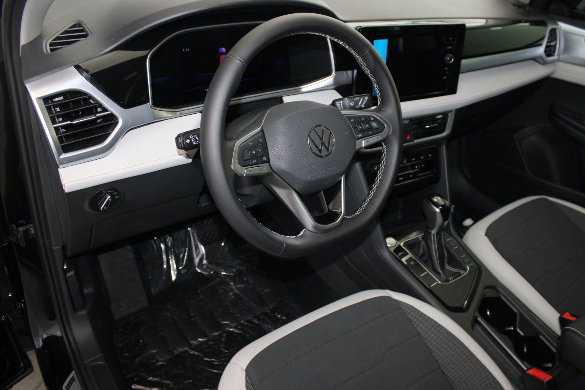 2025 Volkswagen Taos SE photo 4