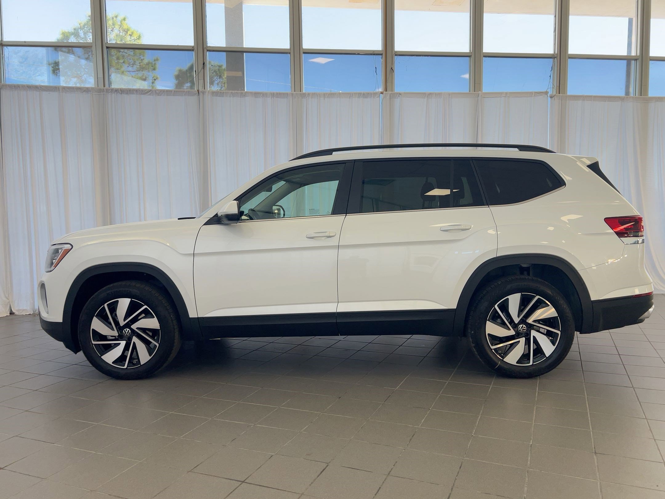 2026 Volkswagen Atlas SE Technology photo 2