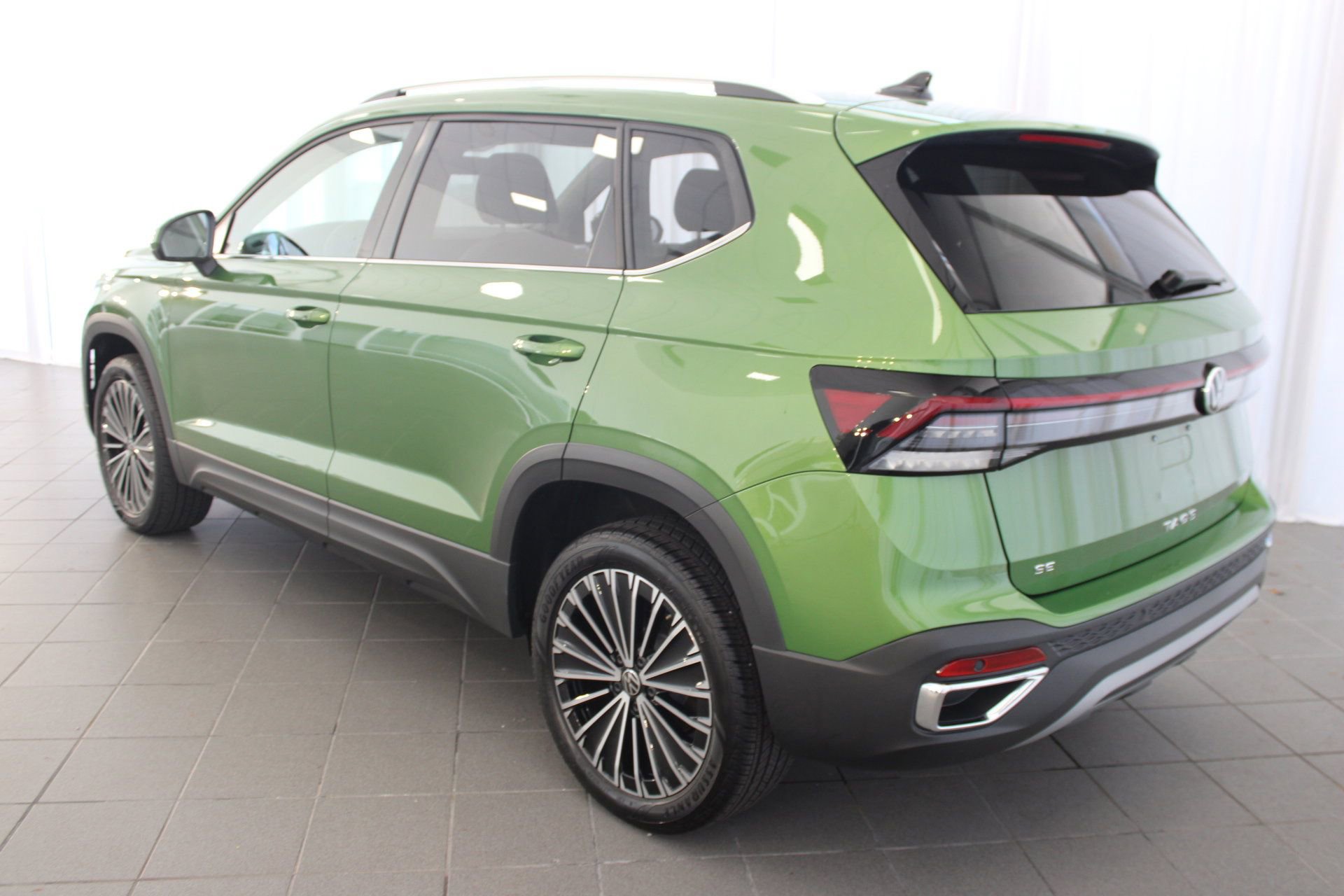 2025 Volkswagen Taos SE photo 3