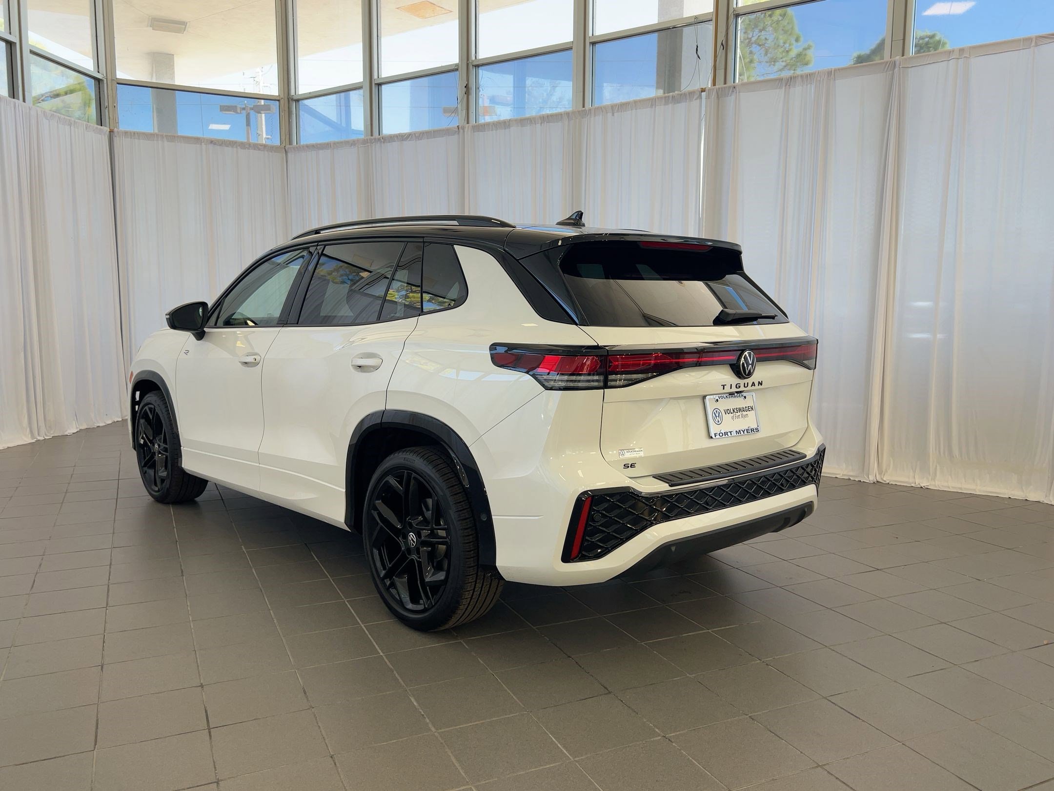 2026 Volkswagen Tiguan SE R-Line Black photo 3