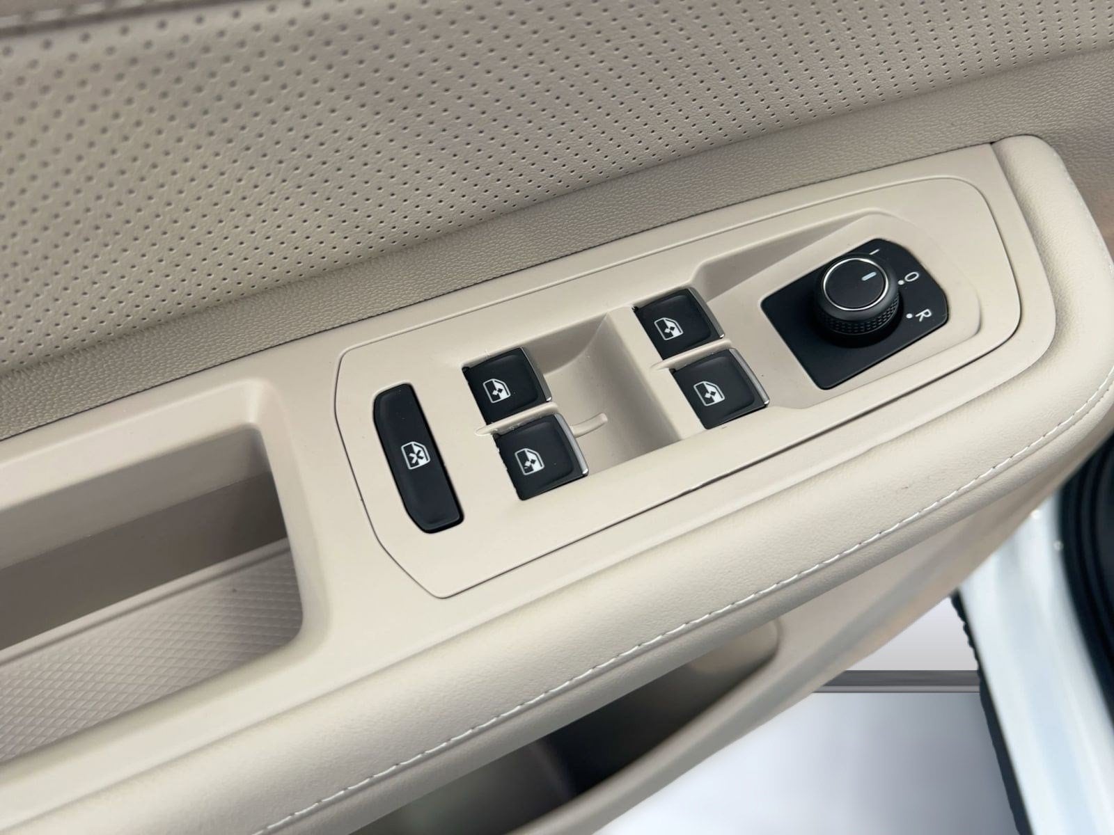 2026 Volkswagen Atlas SE w/Tech - Photo 13