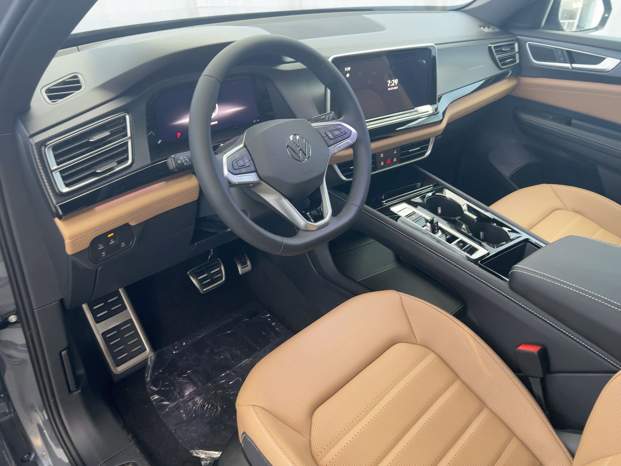 2026 Volkswagen Atlas Cross Sport SEL R-Line photo 4