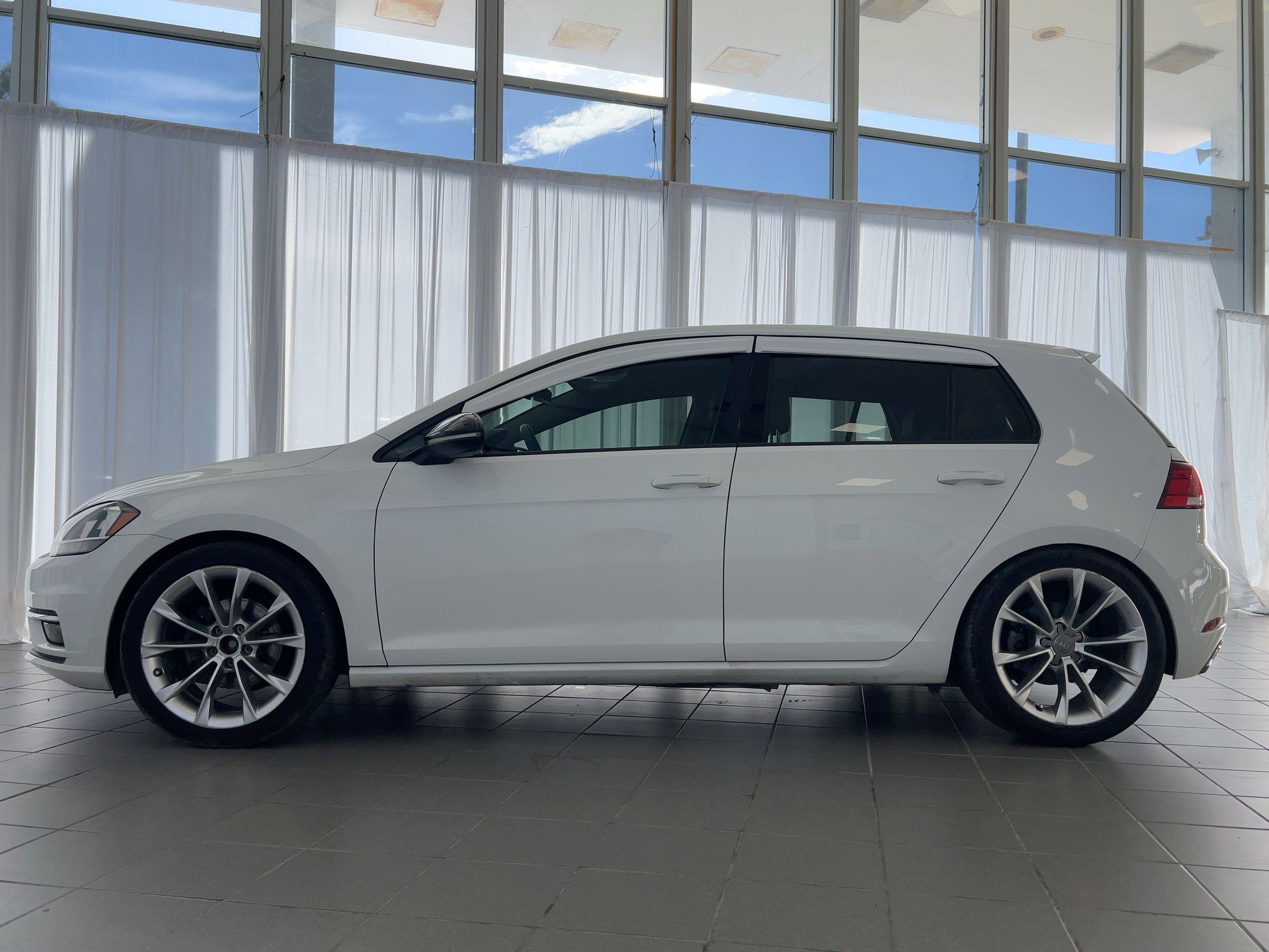 2019 Volkswagen Golf SE photo 2