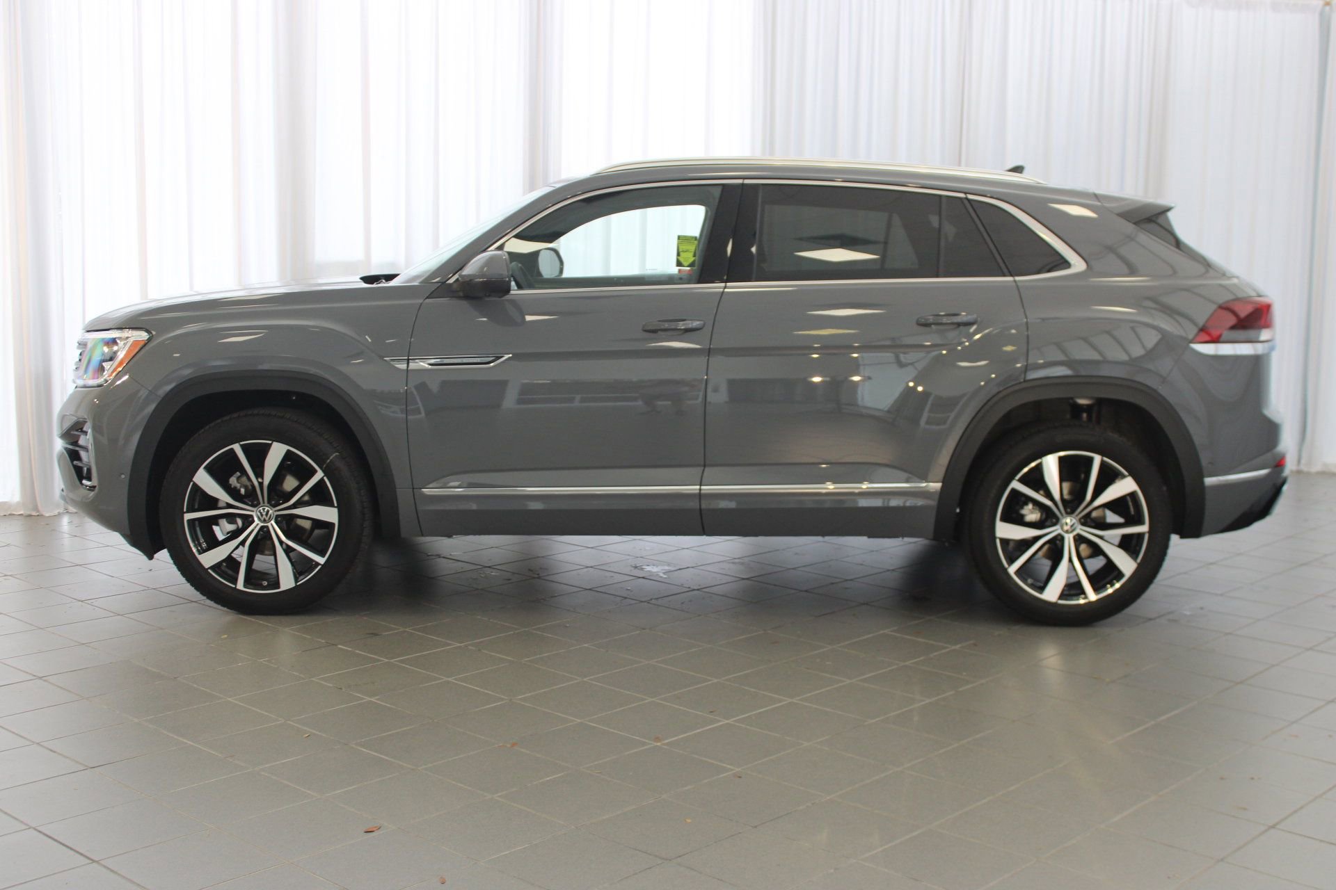 2026 Volkswagen Atlas Cross Sport SEL Premium R-Line photo 2