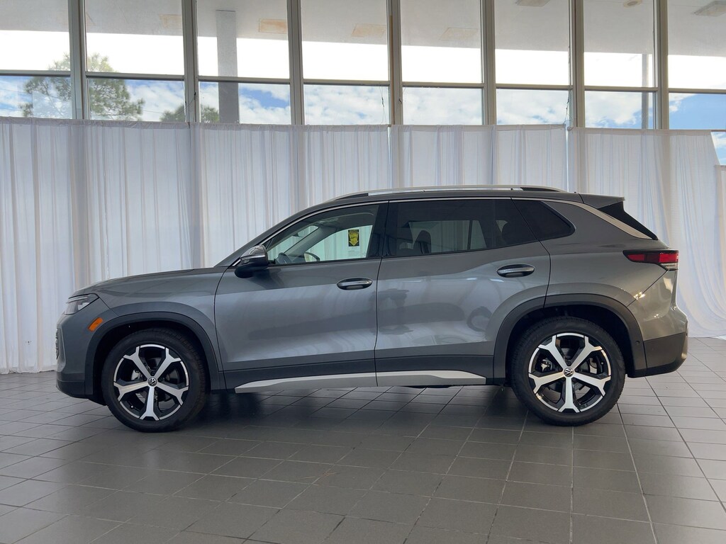 New 2025 Volkswagen Tiguan 2.0T SE SUV