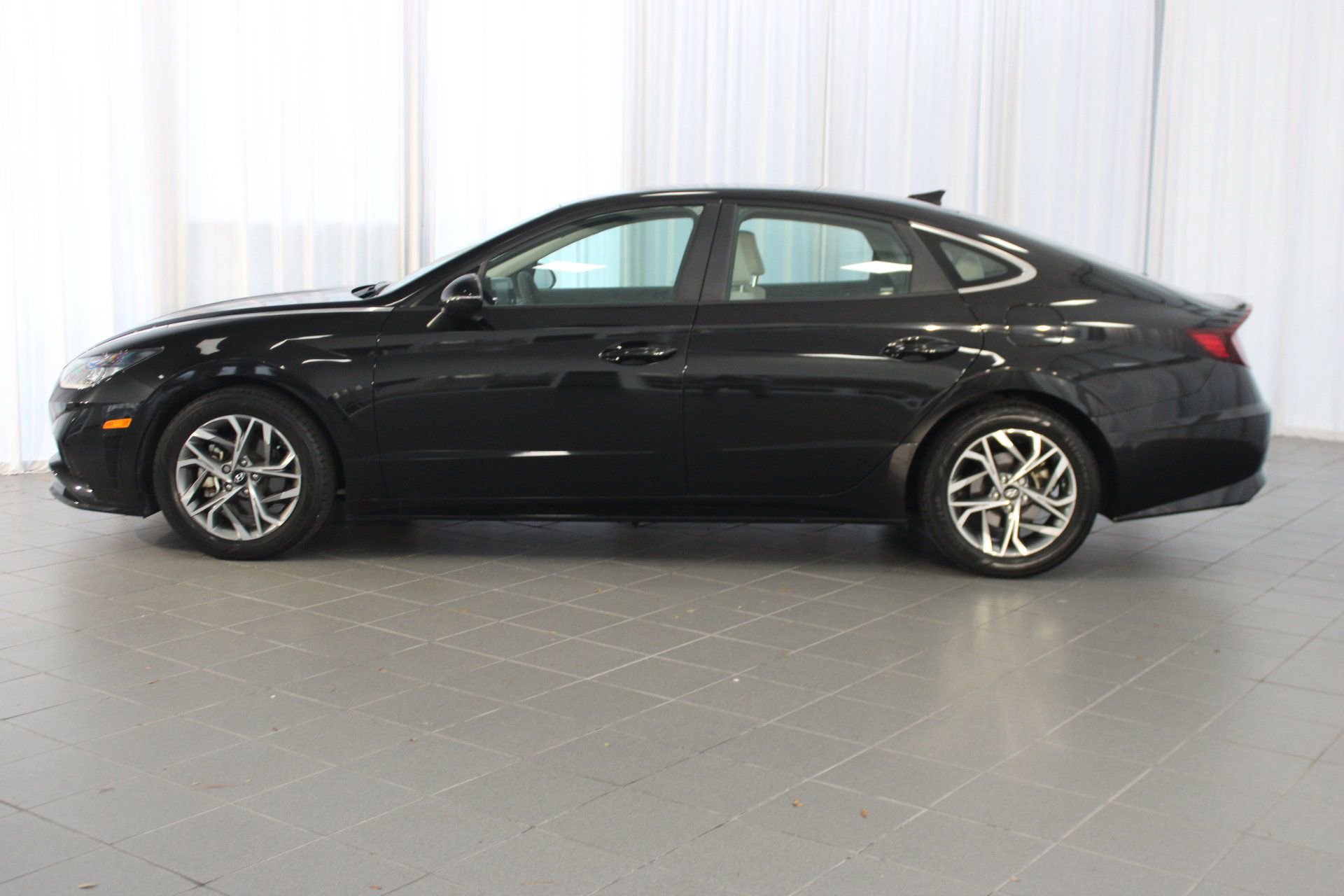 2022 Hyundai Sonata SEL photo 2