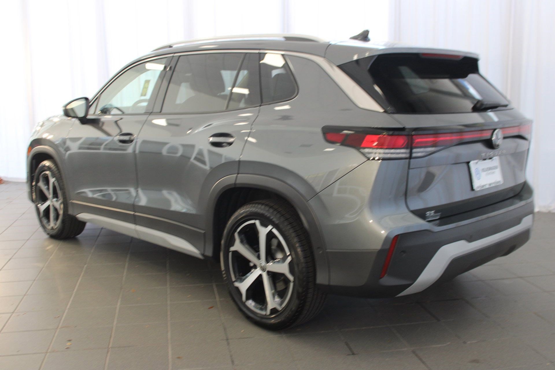 2025 Volkswagen Tiguan SE photo 3