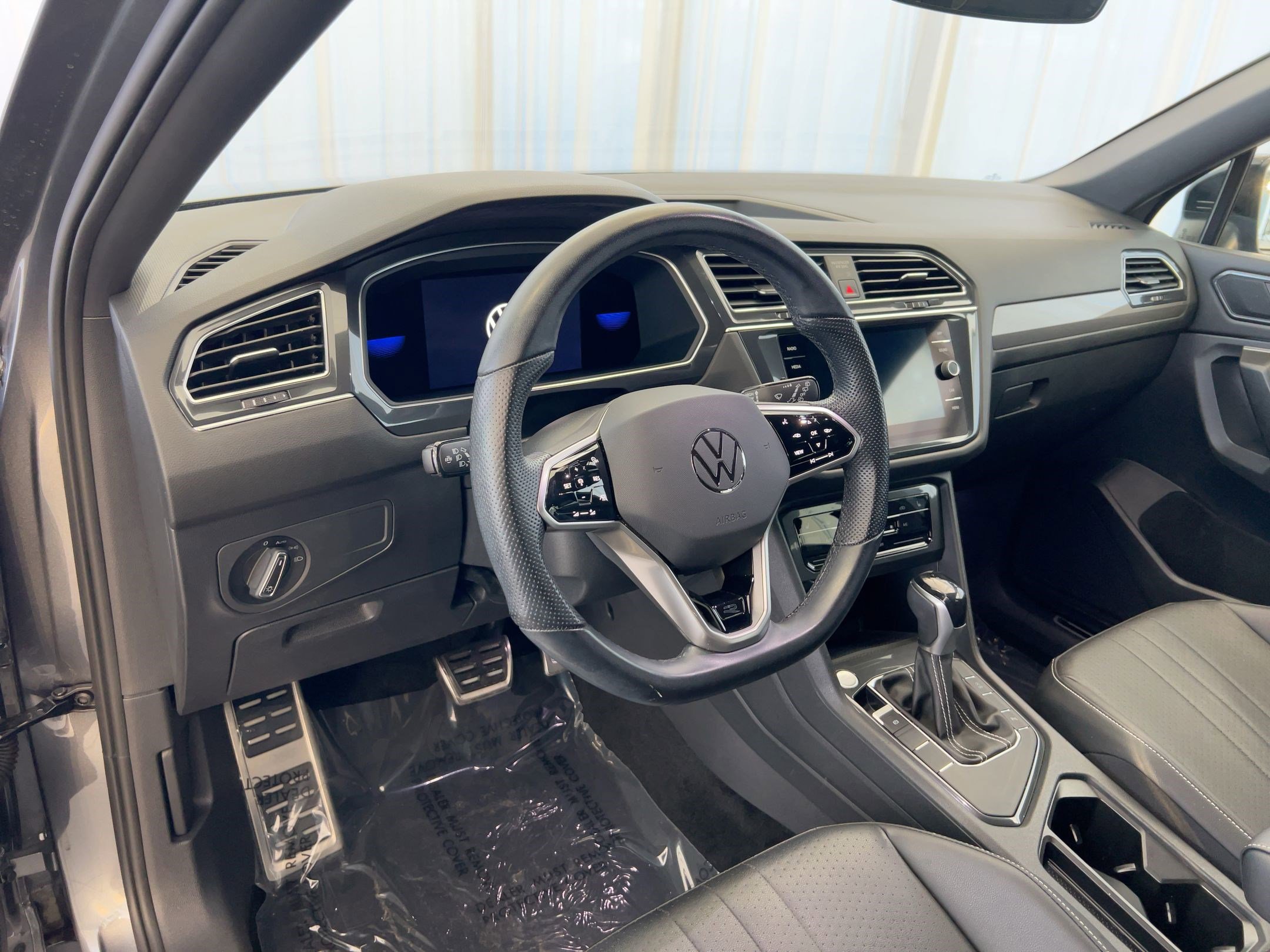 2023 Volkswagen Tiguan SE R-Line Black photo 3