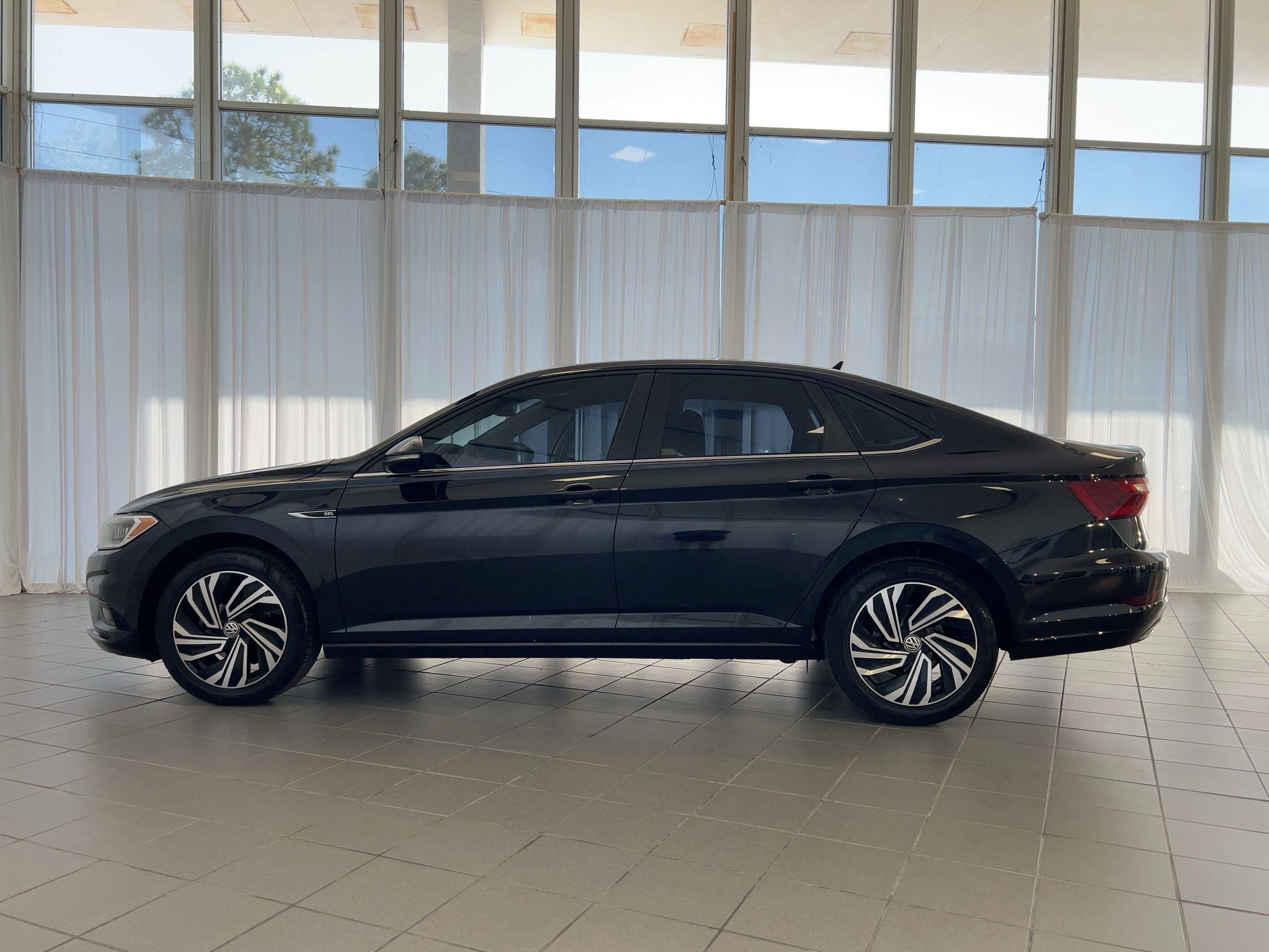 2020 Volkswagen Jetta SEL Premium photo 2