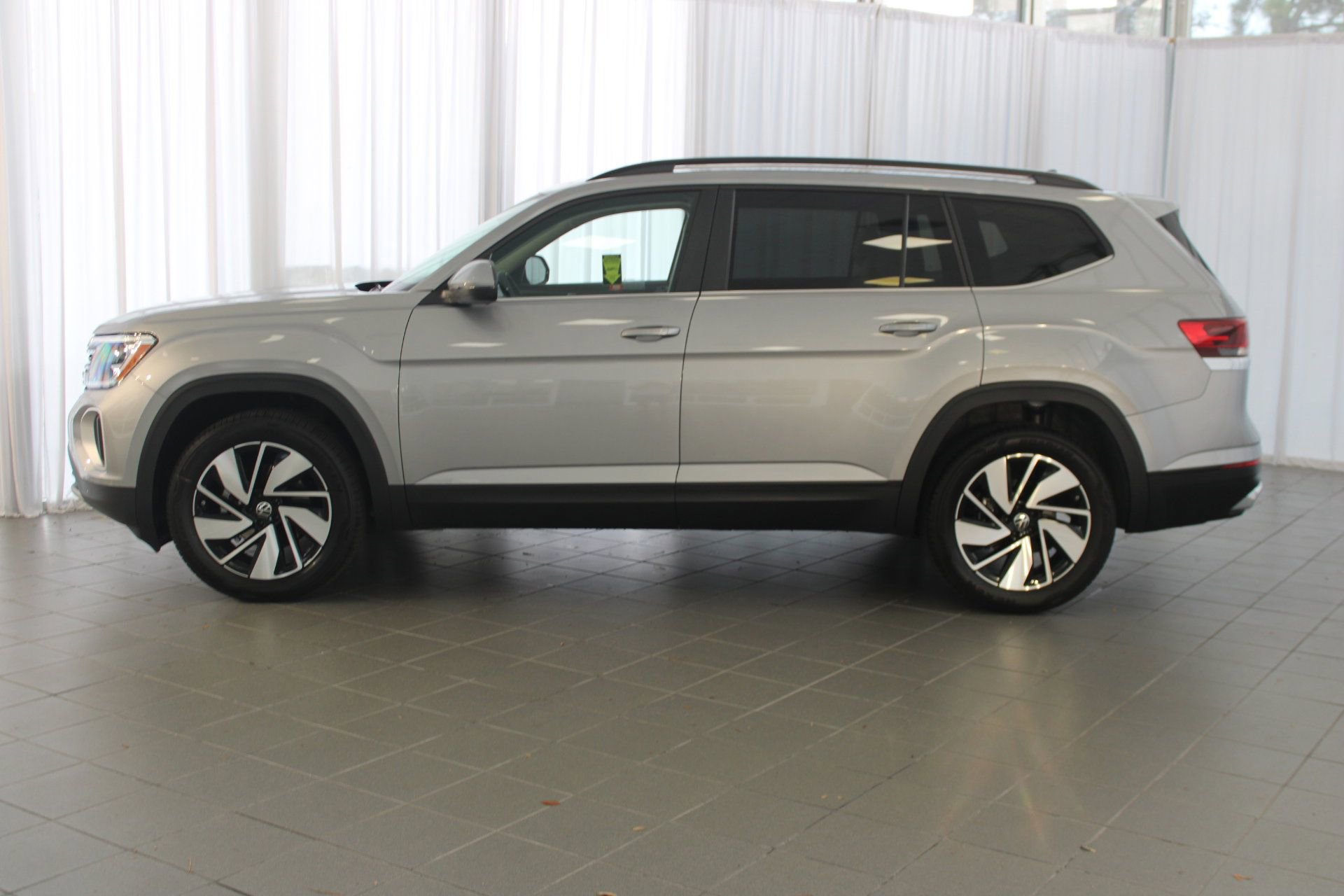 2026 Volkswagen Atlas SE Technology photo 2