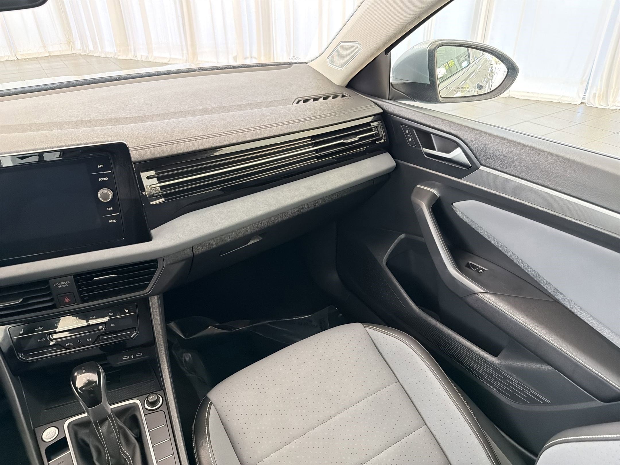 2025 Volkswagen Jetta SE - Photo 28