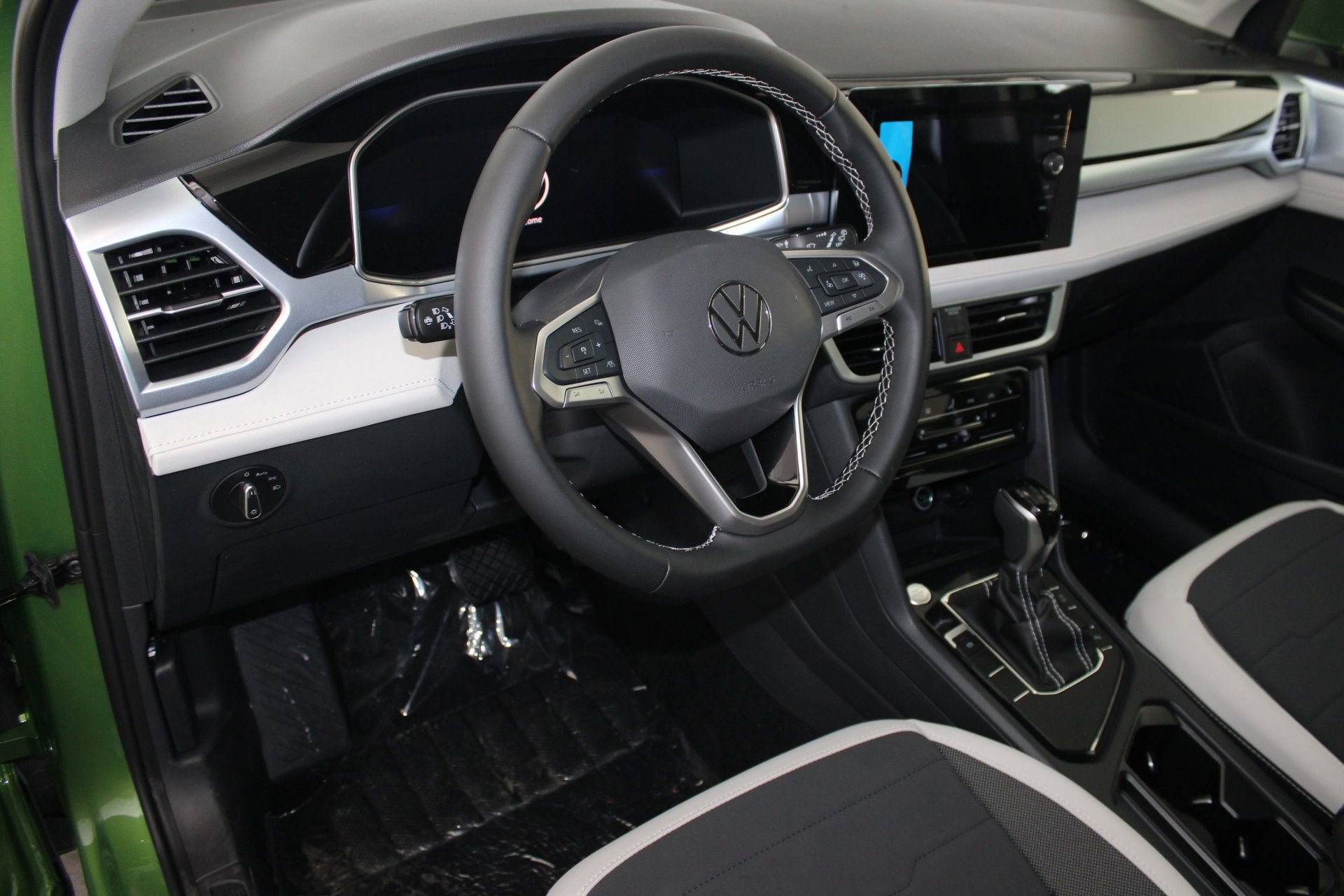 2025 Volkswagen Taos SE photo 4
