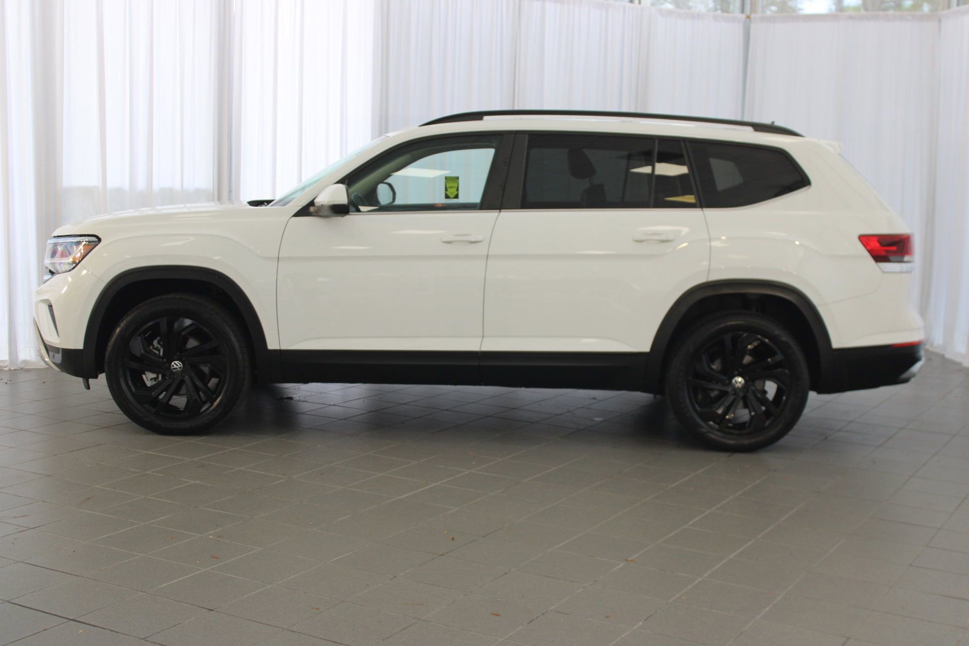 2022 Volkswagen Atlas SE Technology photo 2