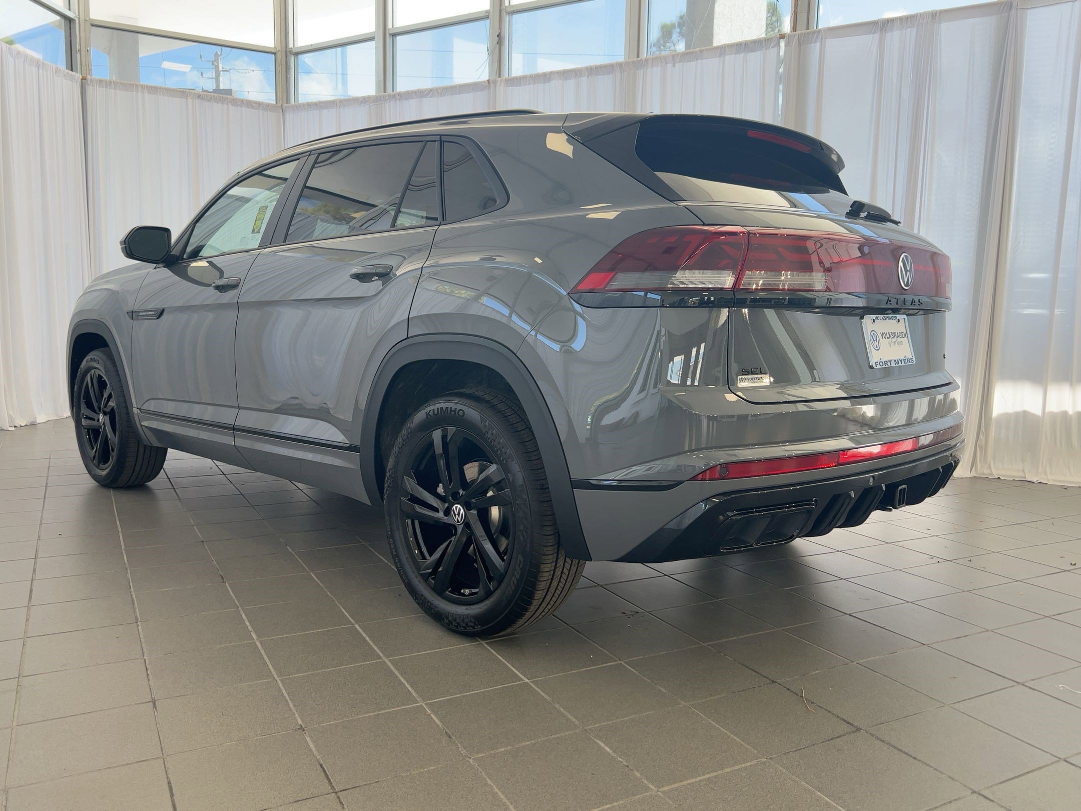 2026 Volkswagen Atlas Cross Sport SEL R-Line photo 3