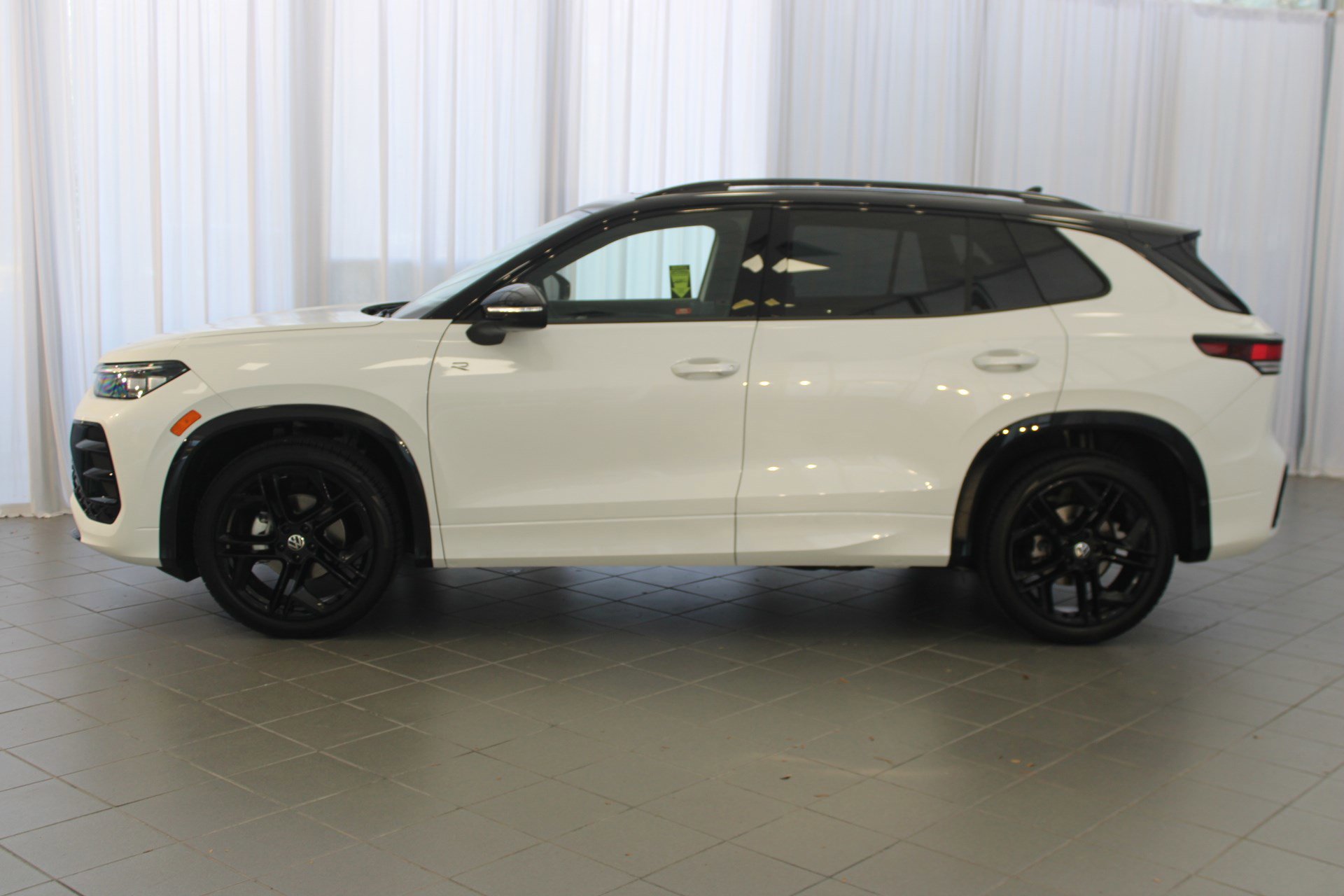 2025 Volkswagen Tiguan SE R-Line Black photo 2