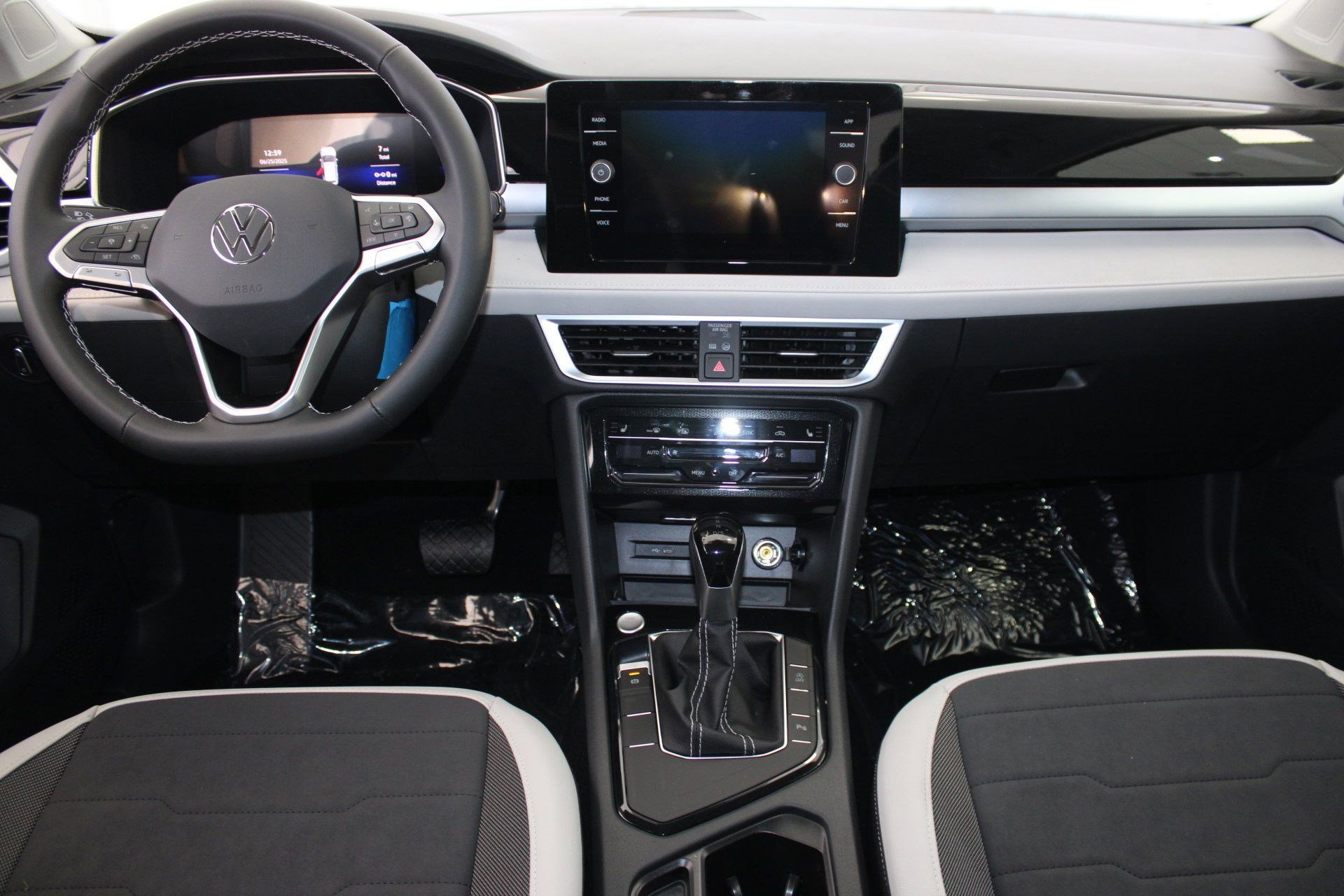 2025 Volkswagen Taos SE - Photo 15
