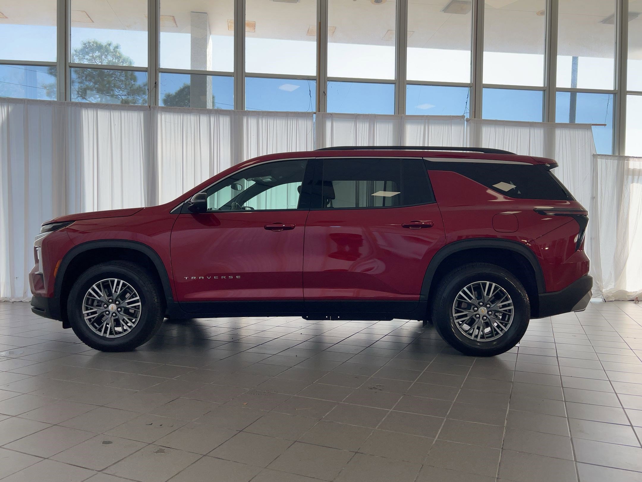 2024 Chevrolet Traverse 1LT photo 2