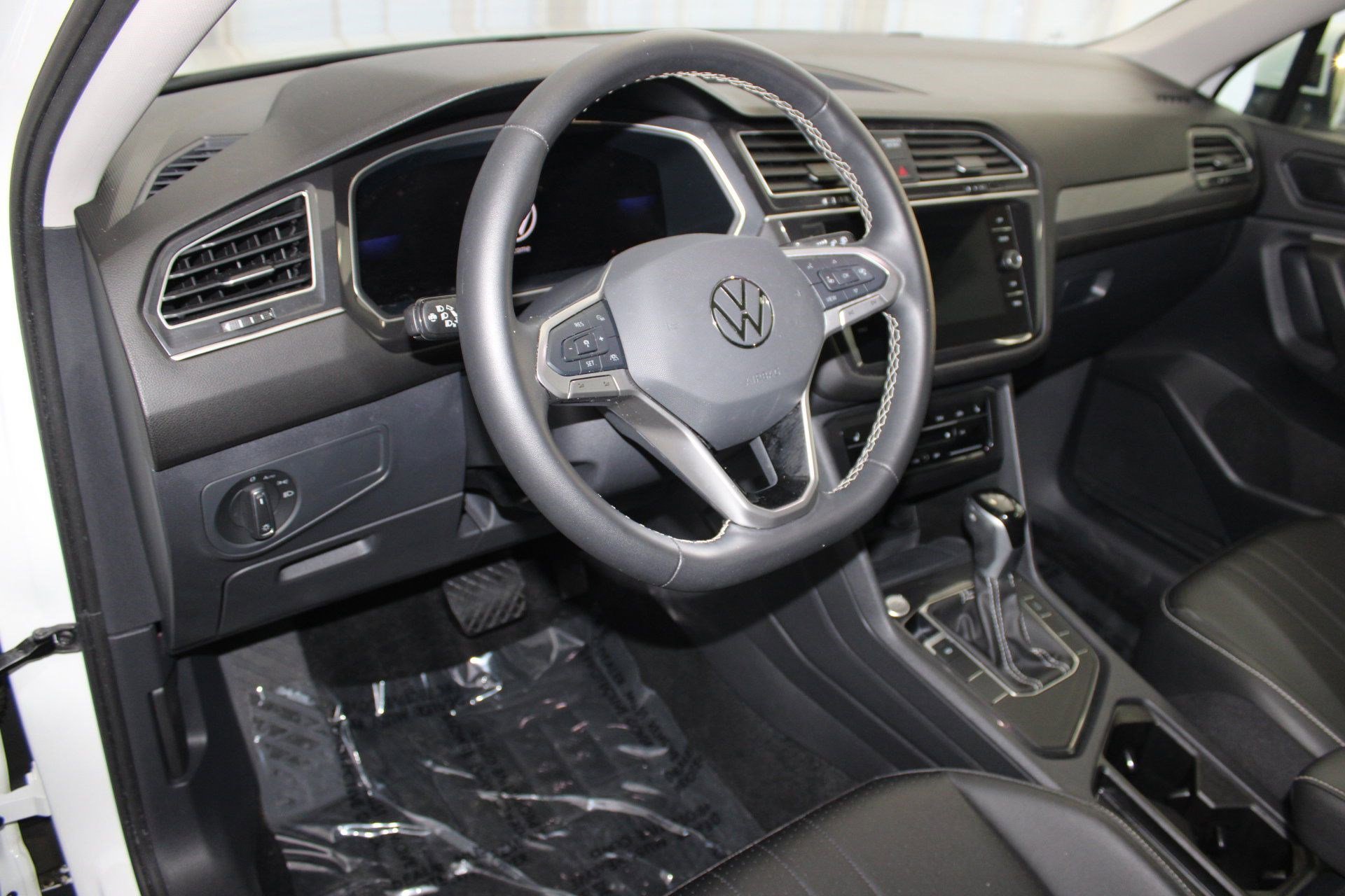 2024 Volkswagen Tiguan SE Wolfsburg Edition photo 3