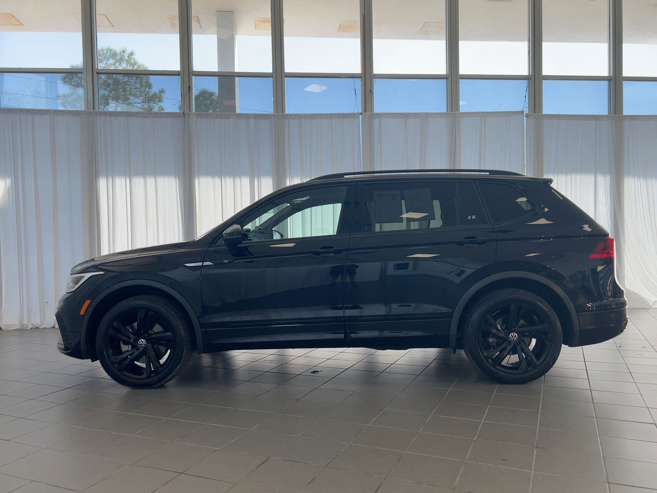 2023 Volkswagen Tiguan SE R-Line Black photo 2