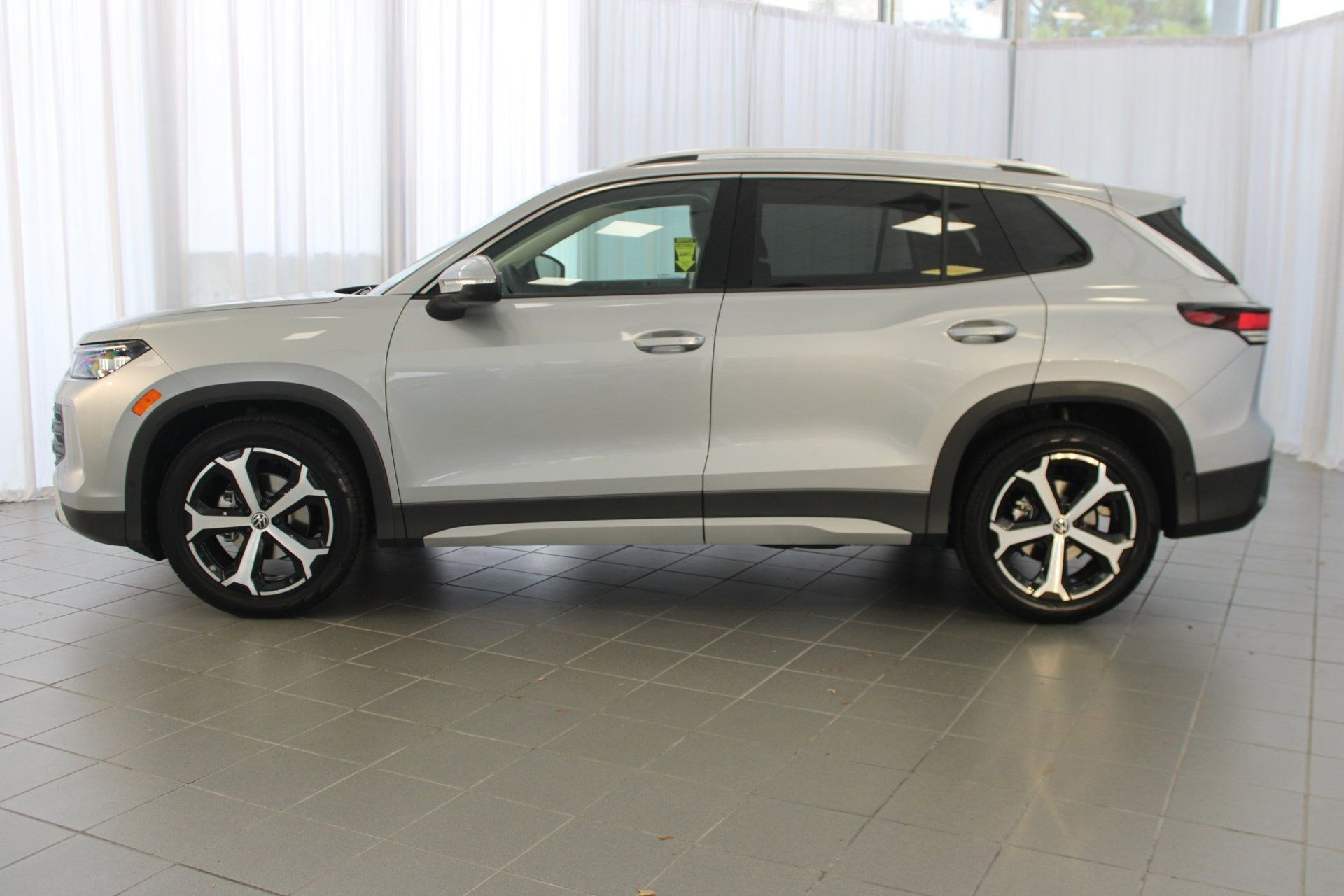 2025 Volkswagen Tiguan SE photo 2